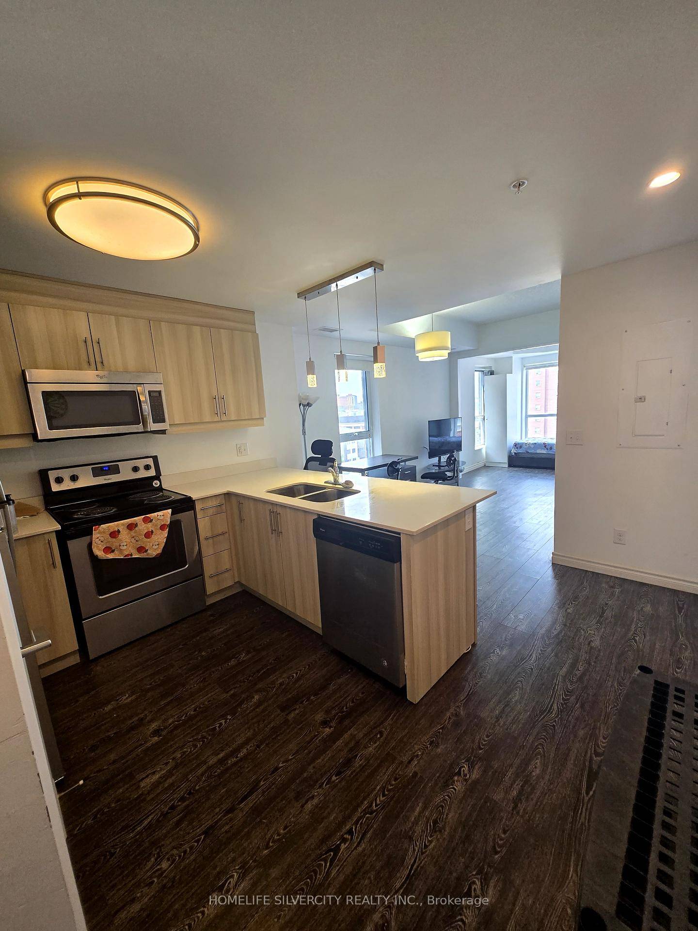 Location ! Location ! Convenience and comfort corner unit very beautiful view 1 Bedroom 1 Den and 2 Washroom.