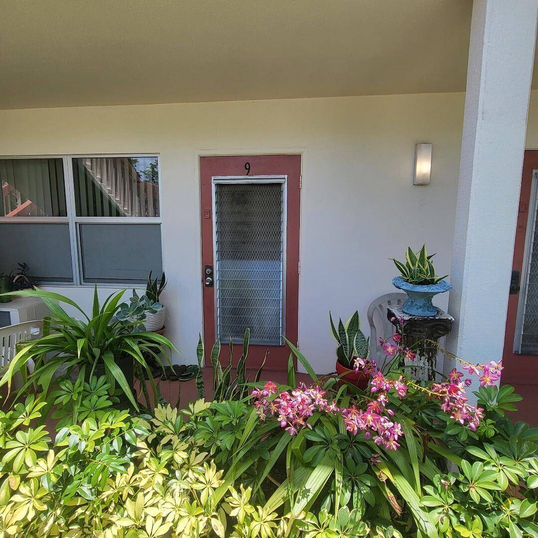 BEAUTIFUL FURNISHED APARTMENT ON GROUND FLOOR WITH NICE GARDEN VIEW FROM ENCLOSED PATIO.