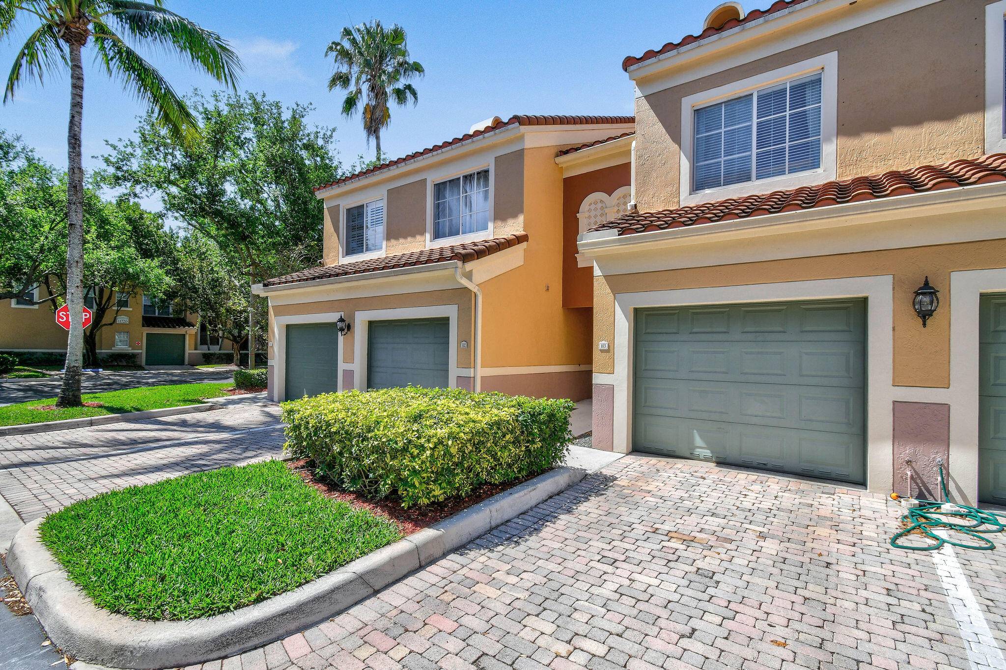 2 bedroom, 2 1 2 bath townhome in Wellington's premier condo community.