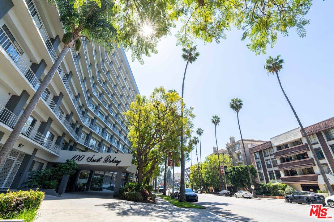 100  S Doheny Dr 1BR Beverly Grove La