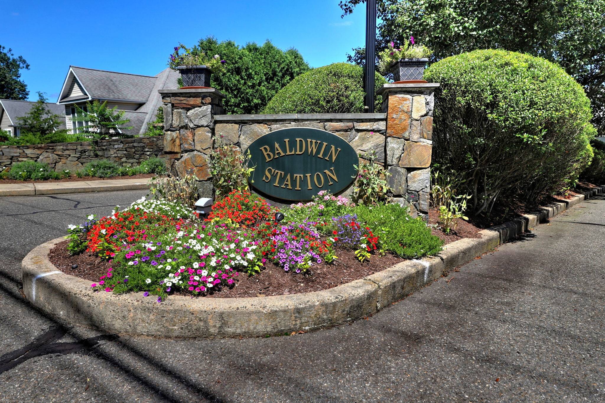Located within the sought after Baldwin Station 55 community, this single detached home offers a blend of comfort and convenience.