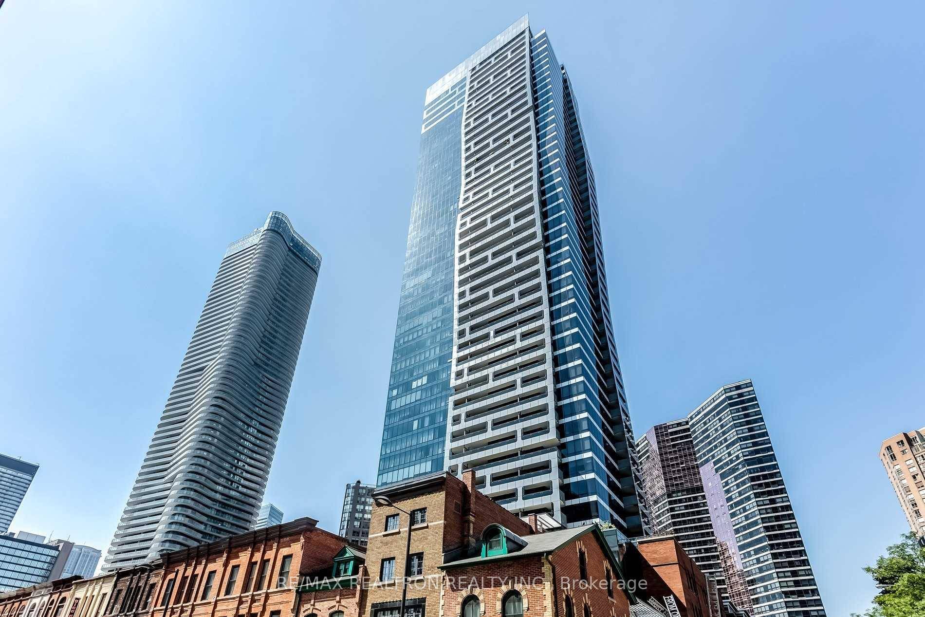 1Min Drive or 3Min Walk to University of Toronto !