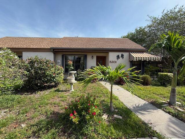 Amazing all ages community in Palm Beach Gardens with an opportunity to make this end unit your own !