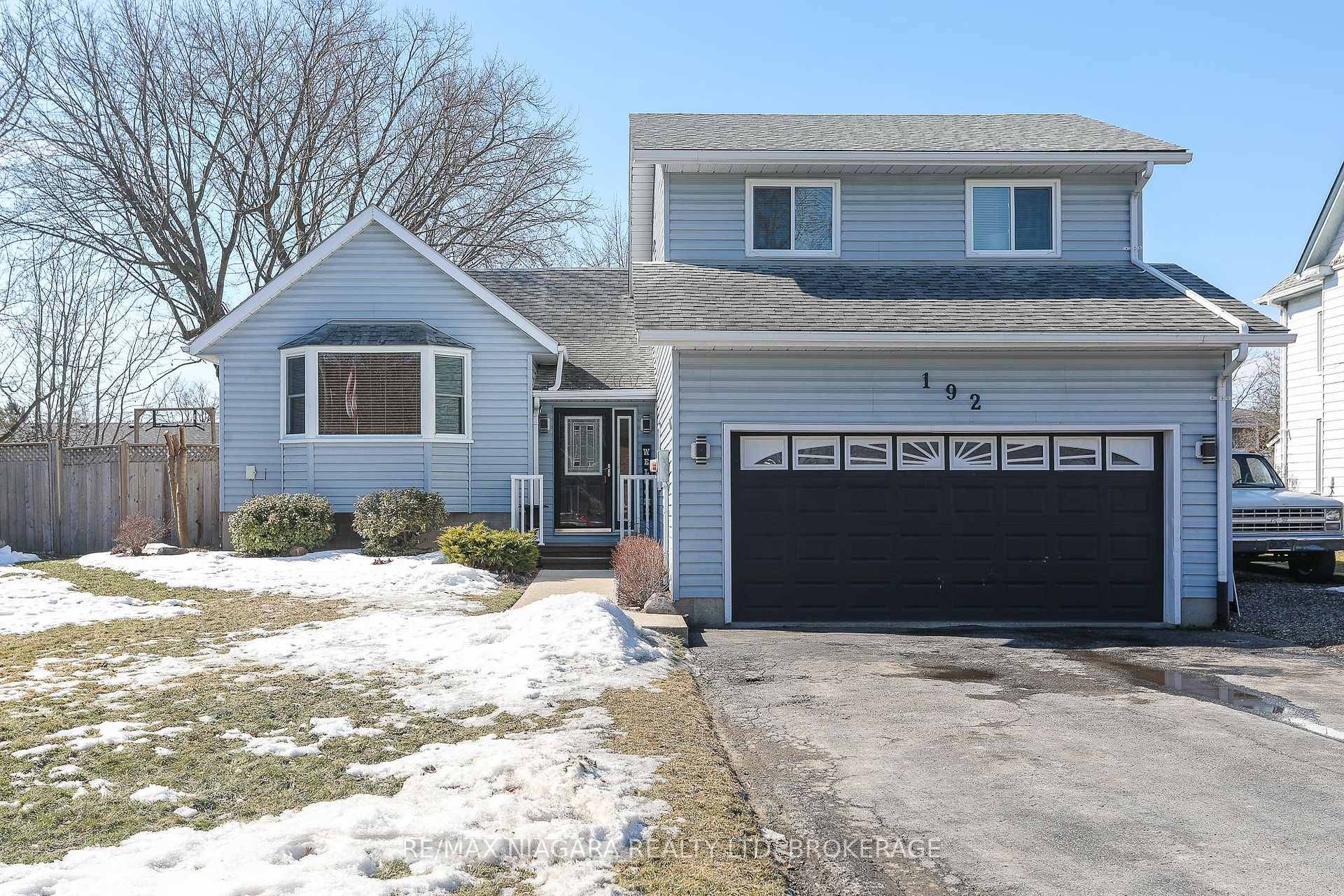 Welcome home ! steps to downtown Dutton, shopping and parks, Just a couple min drive to 401.