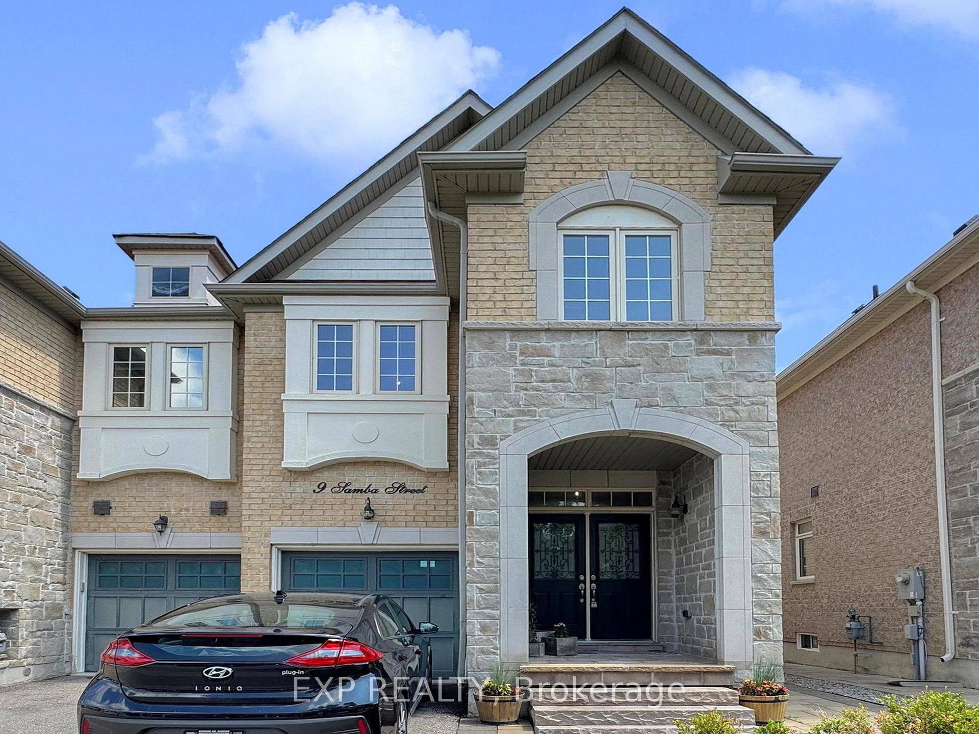 Don't miss this Beautiful and specious 3 BR, 4 Bath end unit home like a semi detached in the heart of Oak Ridges.
