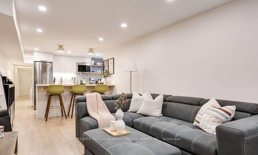 Bright amp ; Modern 2 Bed Basement Suite In Prime Annex Location.