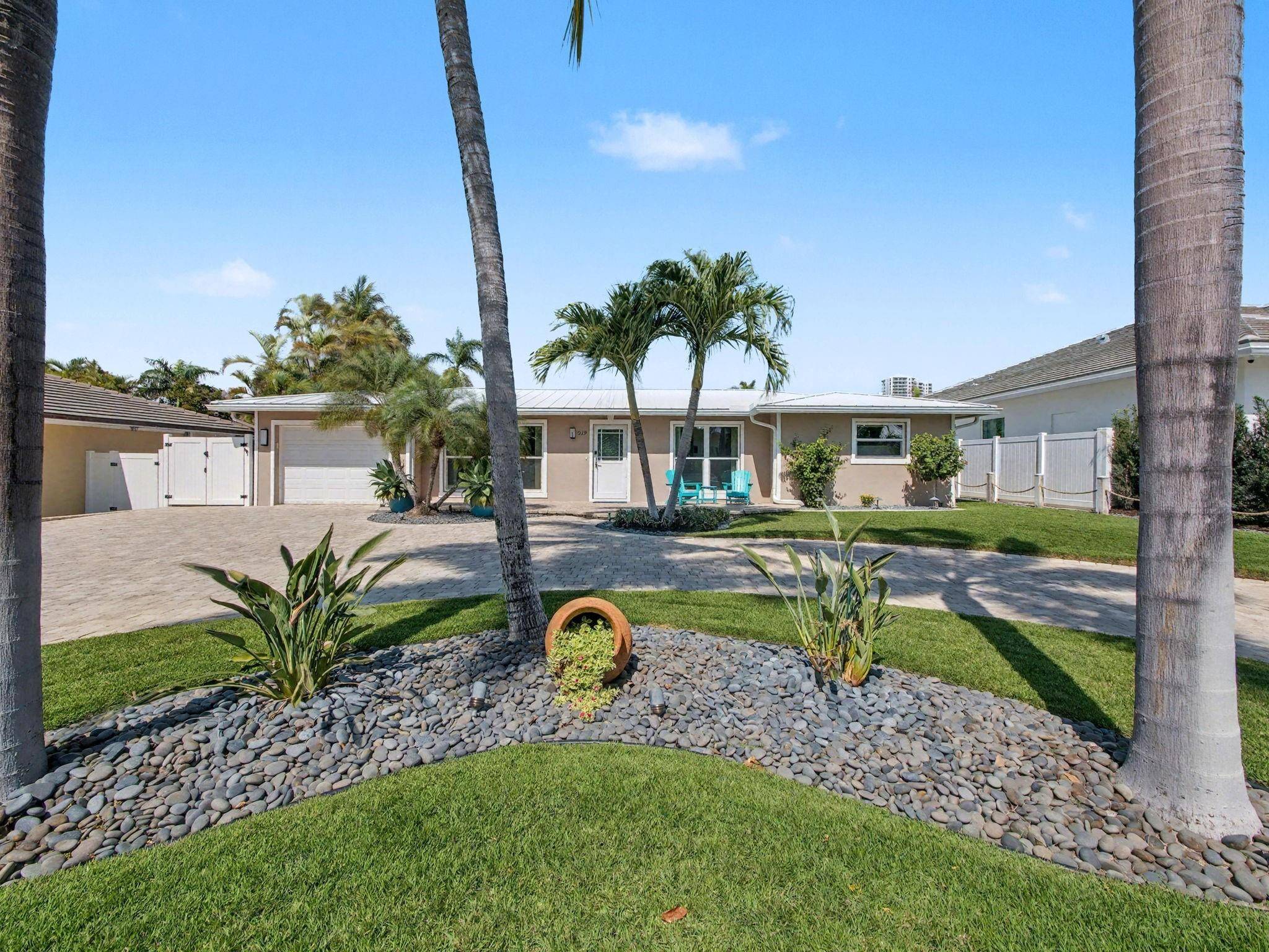 Walk to the Beach in Palm Beach Shores !