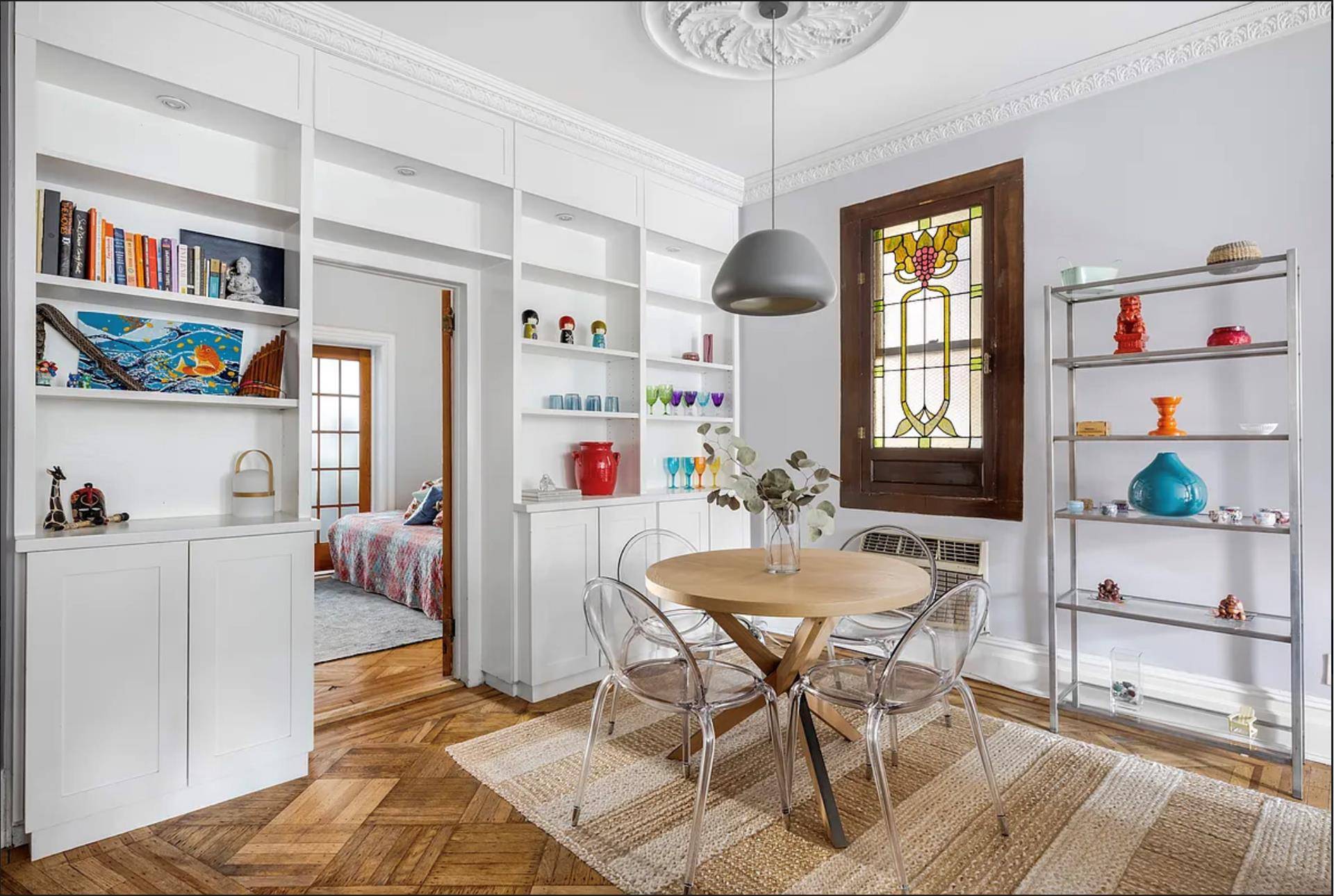 Welcome to 186 E 75th Street, a bright elegant full floor apartment with all the charm of an Upper East Side townhouse.