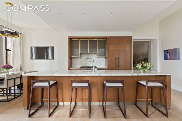 Elegant Highrise Condo at 100 Barclay St Modern Luxury in Tribeca Step into unparalleled sophistication with this stunning 3 bedroom, 3 bathroom condo at the iconic 100 Barclay St.