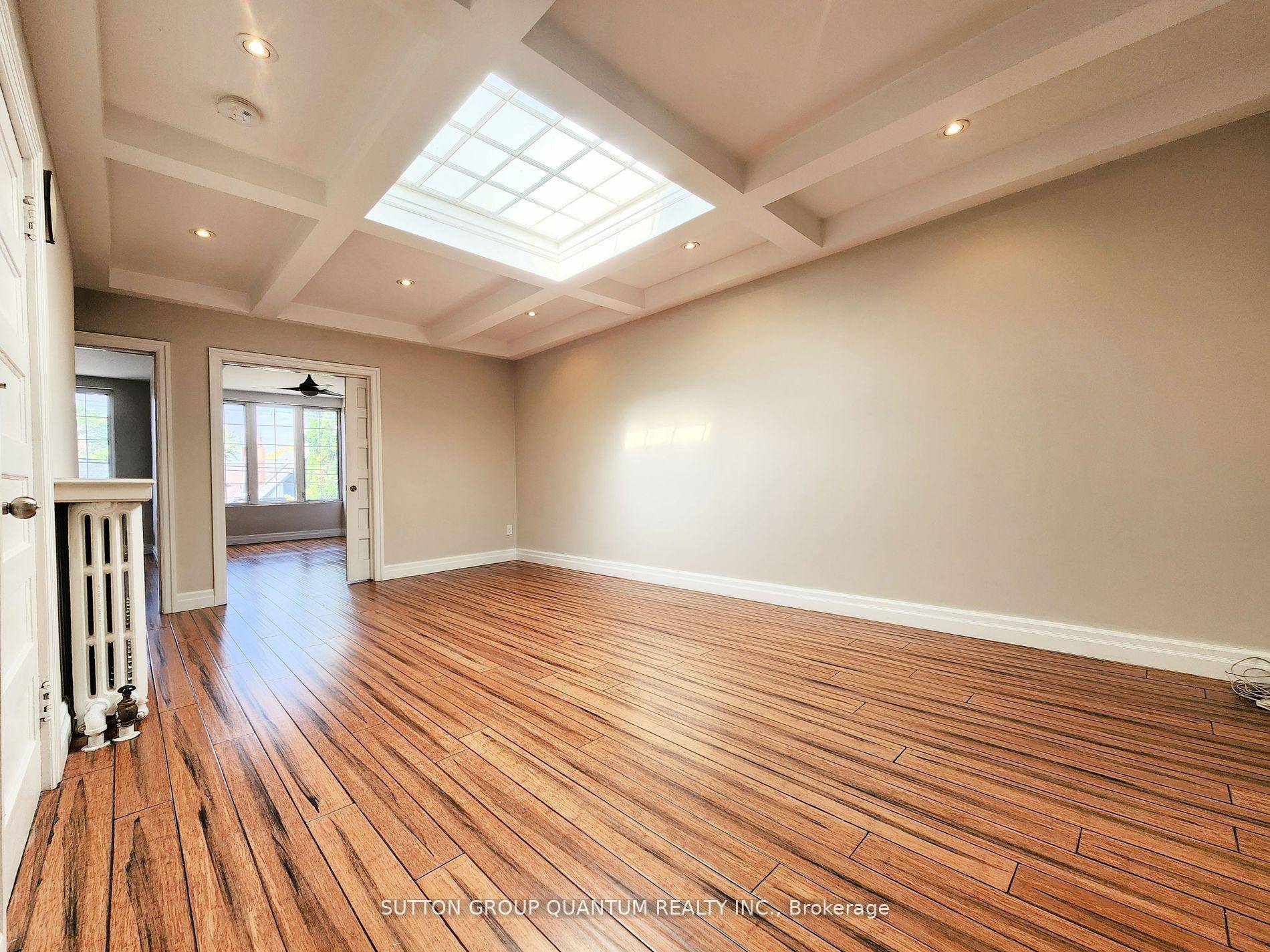 Prime, top floor apartment in the heart of Roncy !