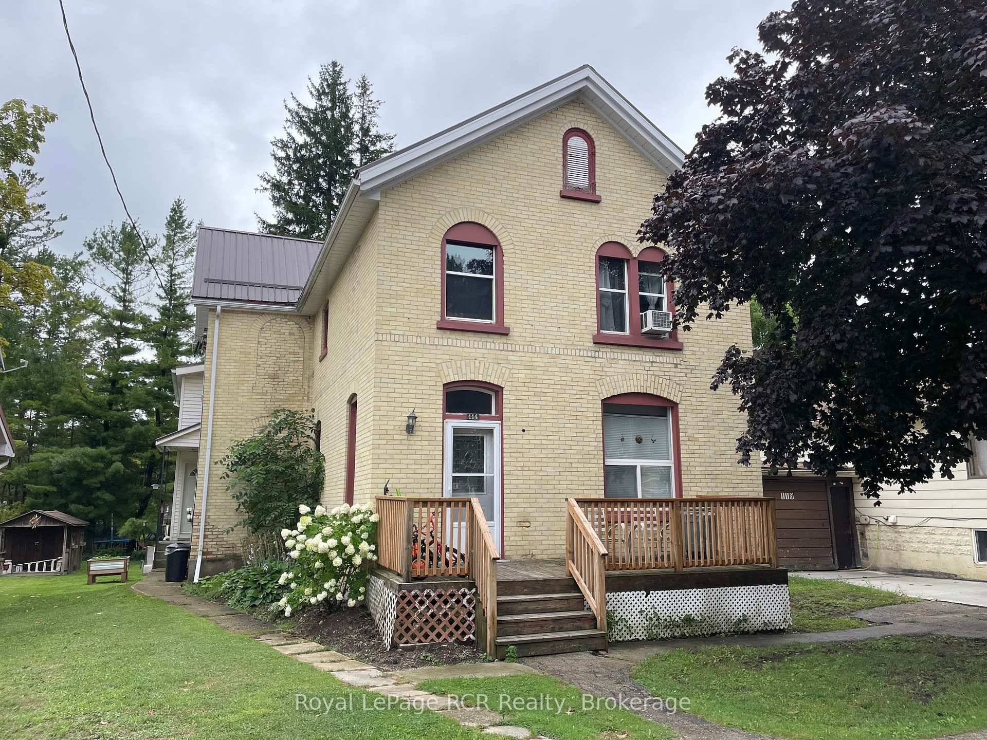 This well maintained, solid brick triplex is well located within walking distance to amenities, making it an ideal addition to your investment portfolio.