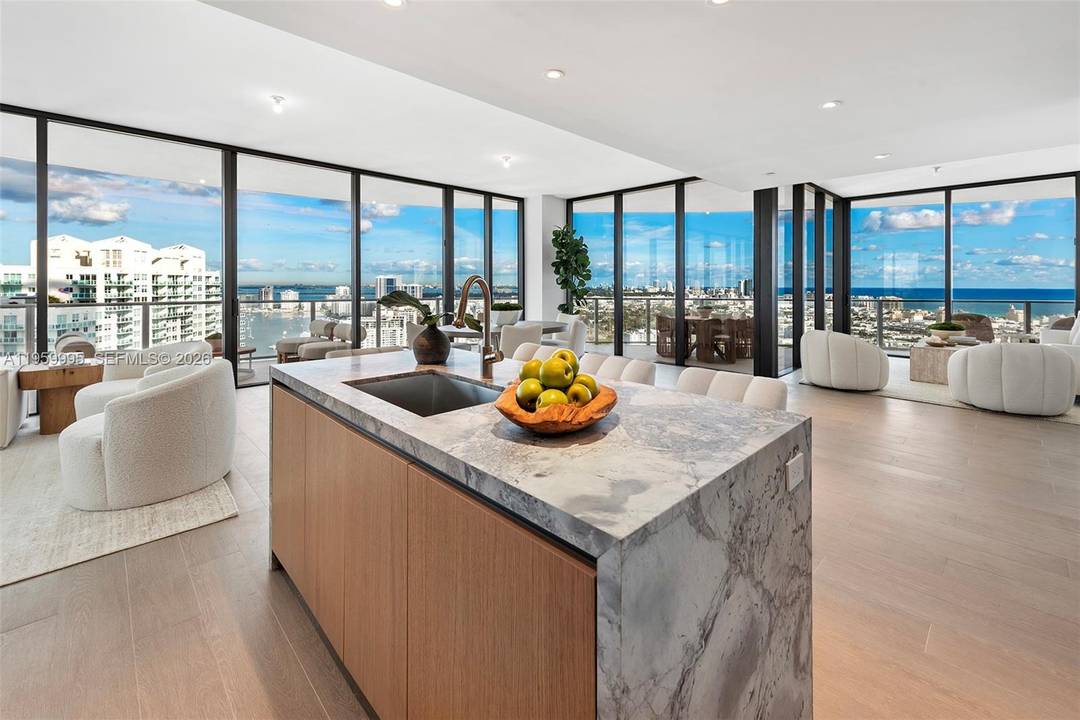 Elevate your lifestyle to unprecedented heights at FIVE PARK Canopy Residence 2903 where sophistication meets panoramic sunsets, sunrises, and views of the Miami skyline and the ocean.