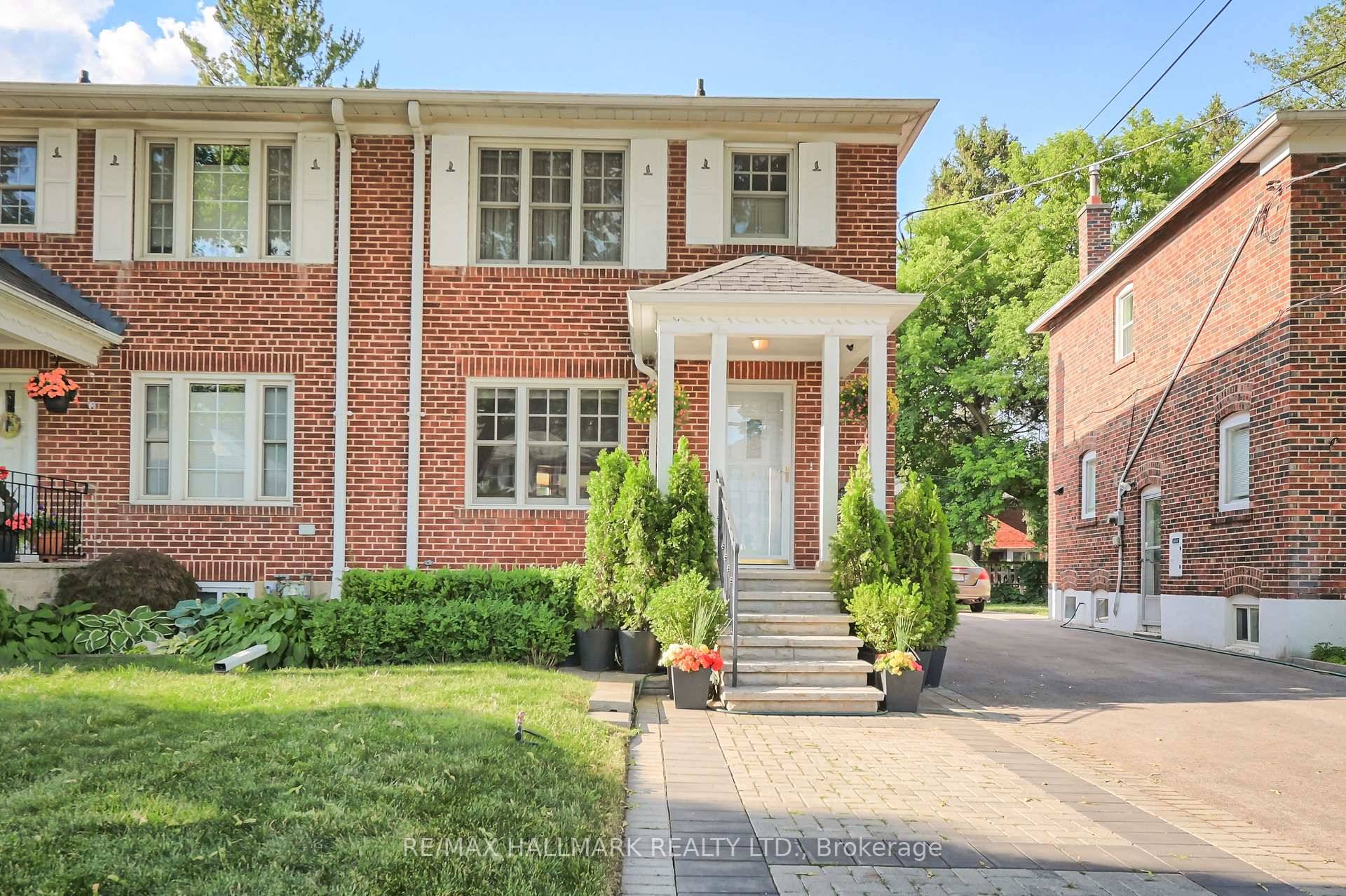 Leaside, where urban convenience meets small town charm, with excellent schools, a vibrant community and great shops and restaurants on Bayview Avenue.
