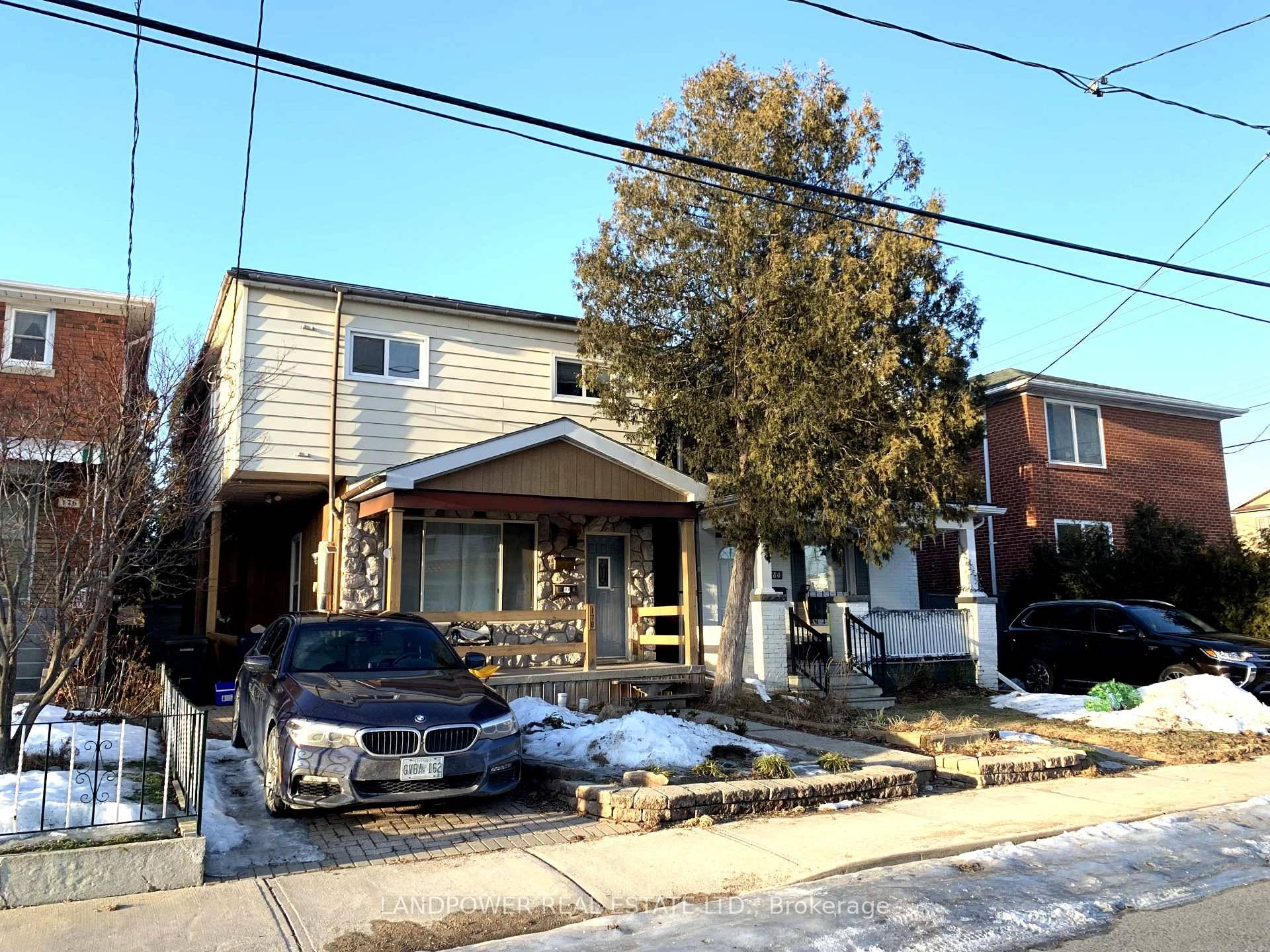 This Spacious and Large 2nd floor unit has 2 large bedroom, plus a den study room.