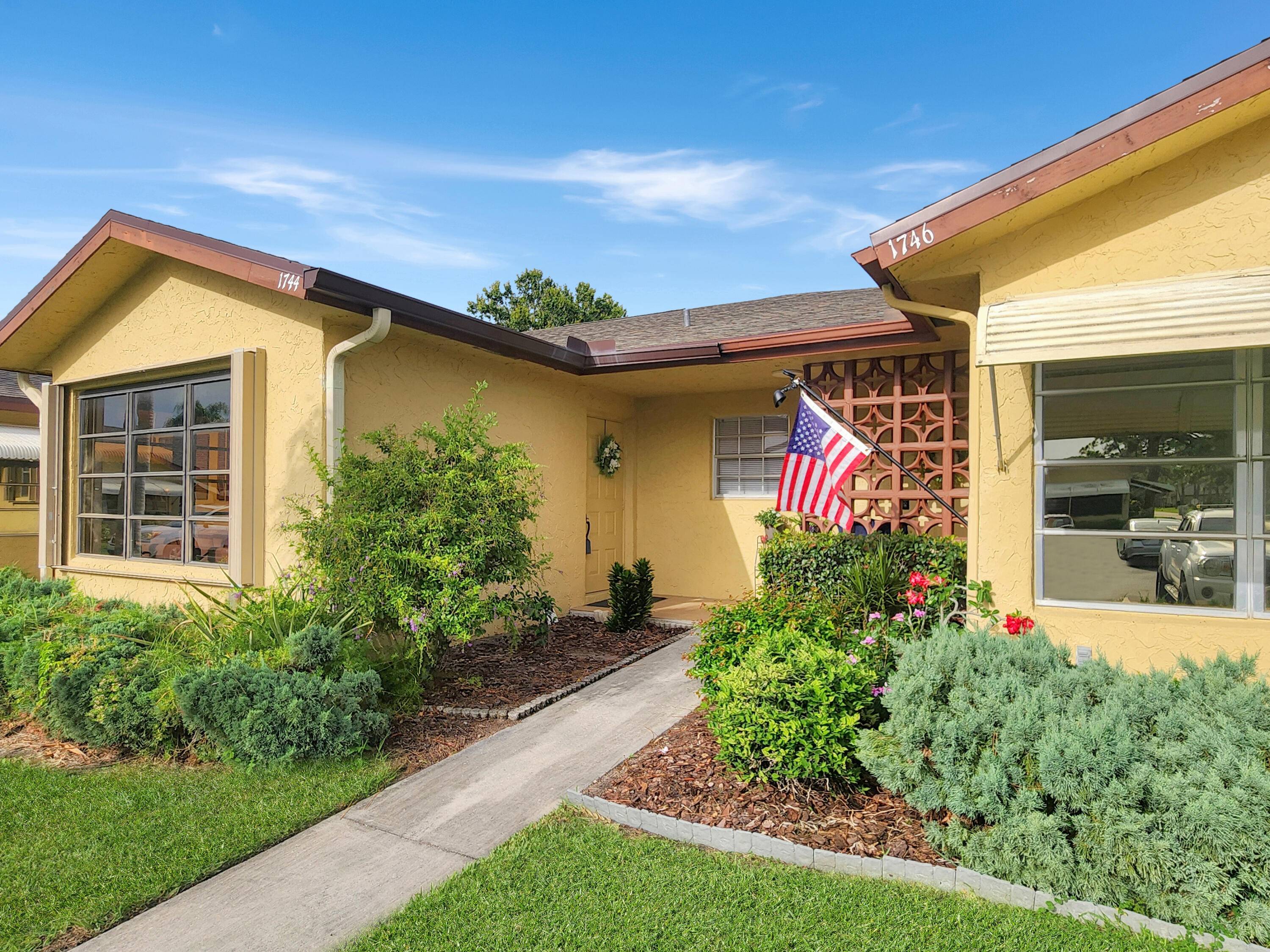 Affordabillity meets convenience in this spacious yet cozy 1 bedroom condo that is centrally located to everything you might need !