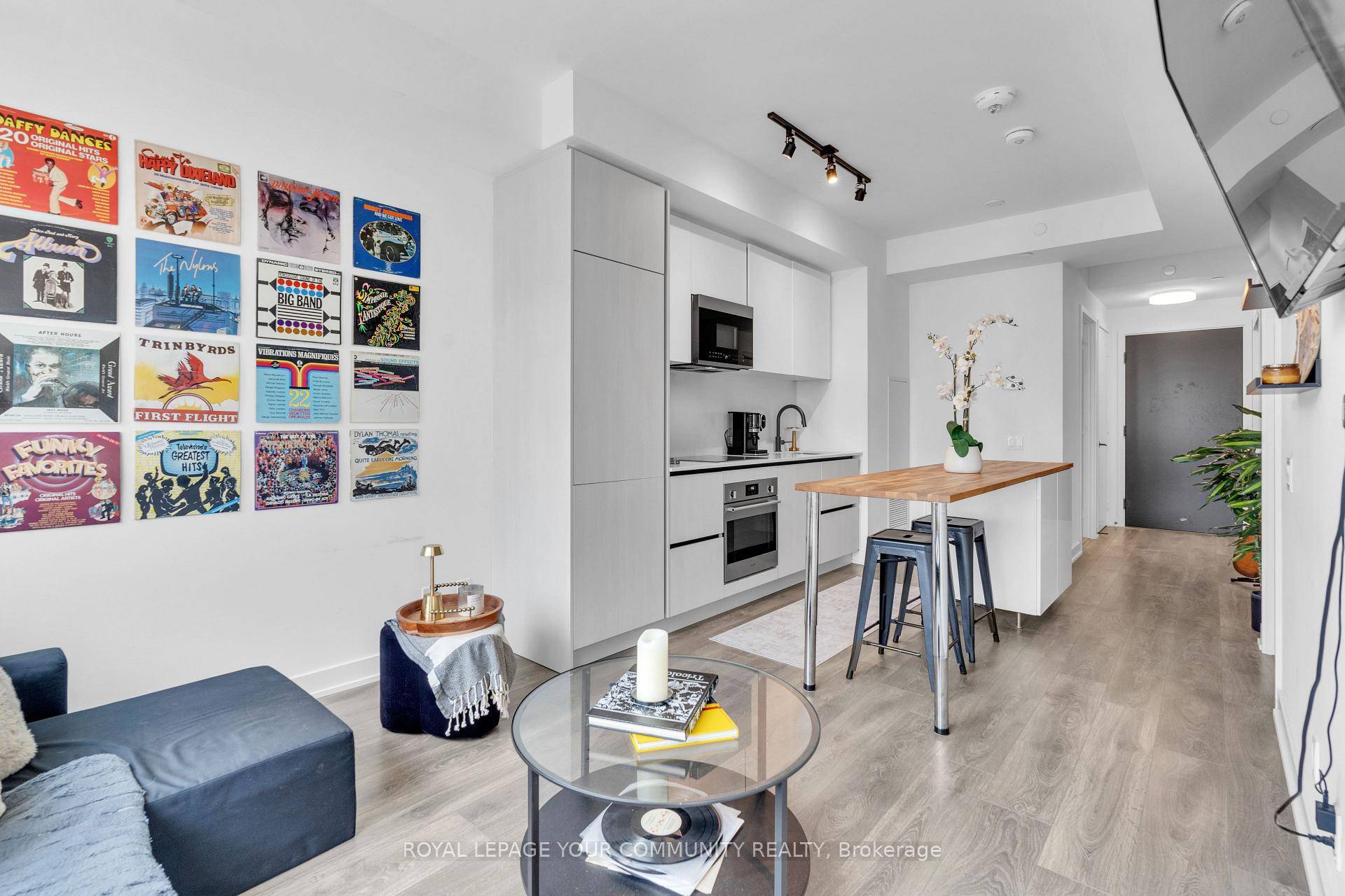 This beautifully finished, 1 bed den, 2 bathroom unit is nestled in a highly desirable, transit friendly neighbourhood and offers a perfect blend of comfort and style.