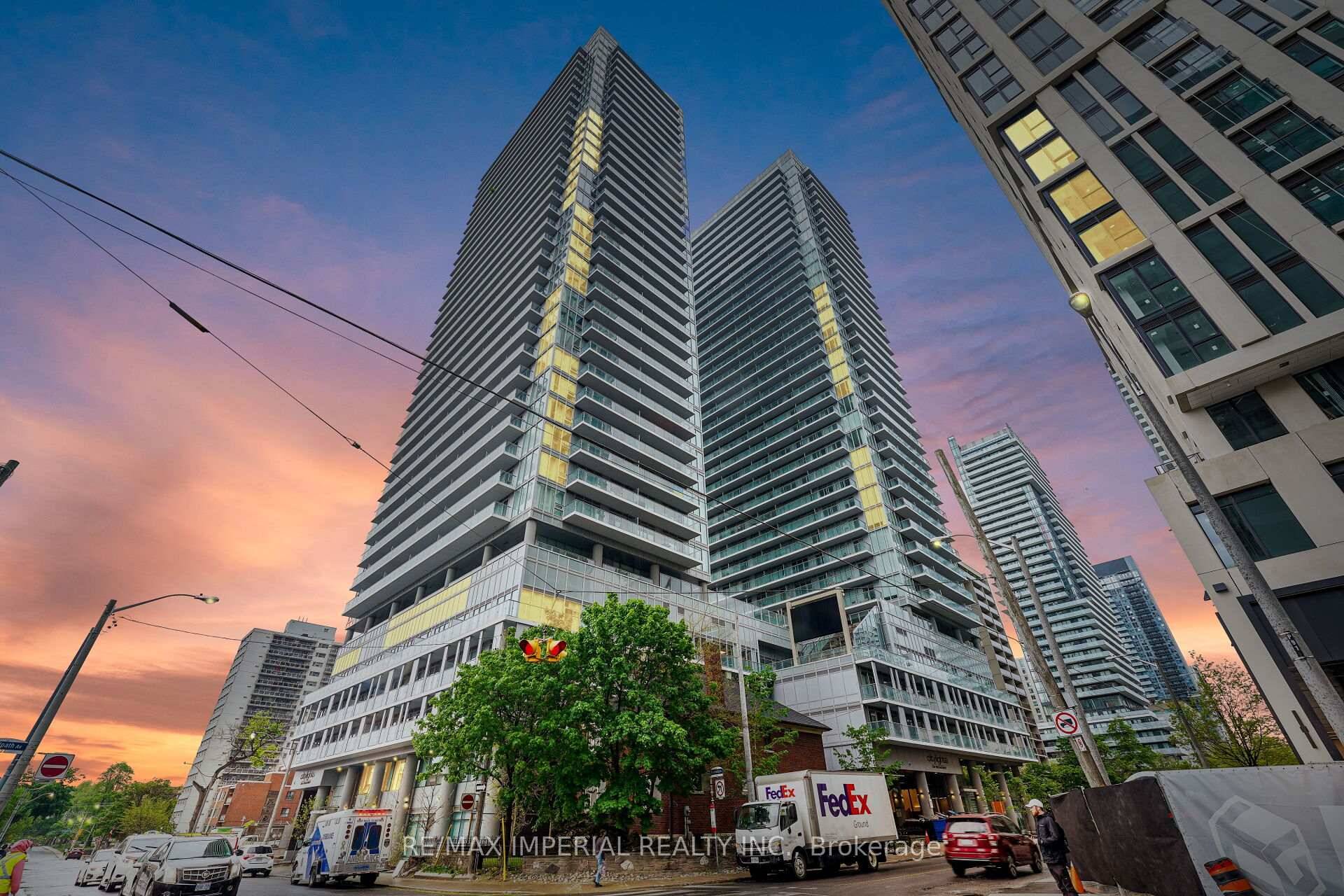 Sun Filled South Facing Corner Unit in a 4 Year New Building !