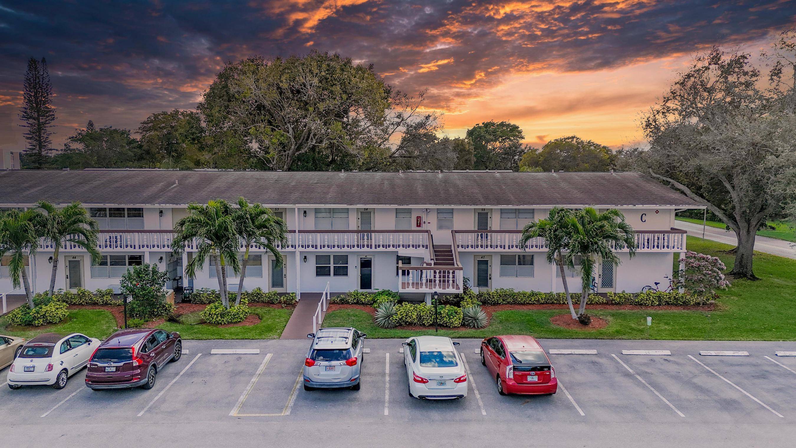 Gorgeous 2BR 1. 5BA unit available in Deerfield's 55 community of Century Village.