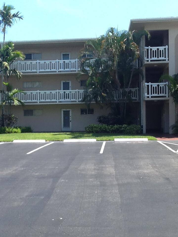 Absolutely adorable 2 bedroom unit with a beautifully updated kitchen and bathroom.