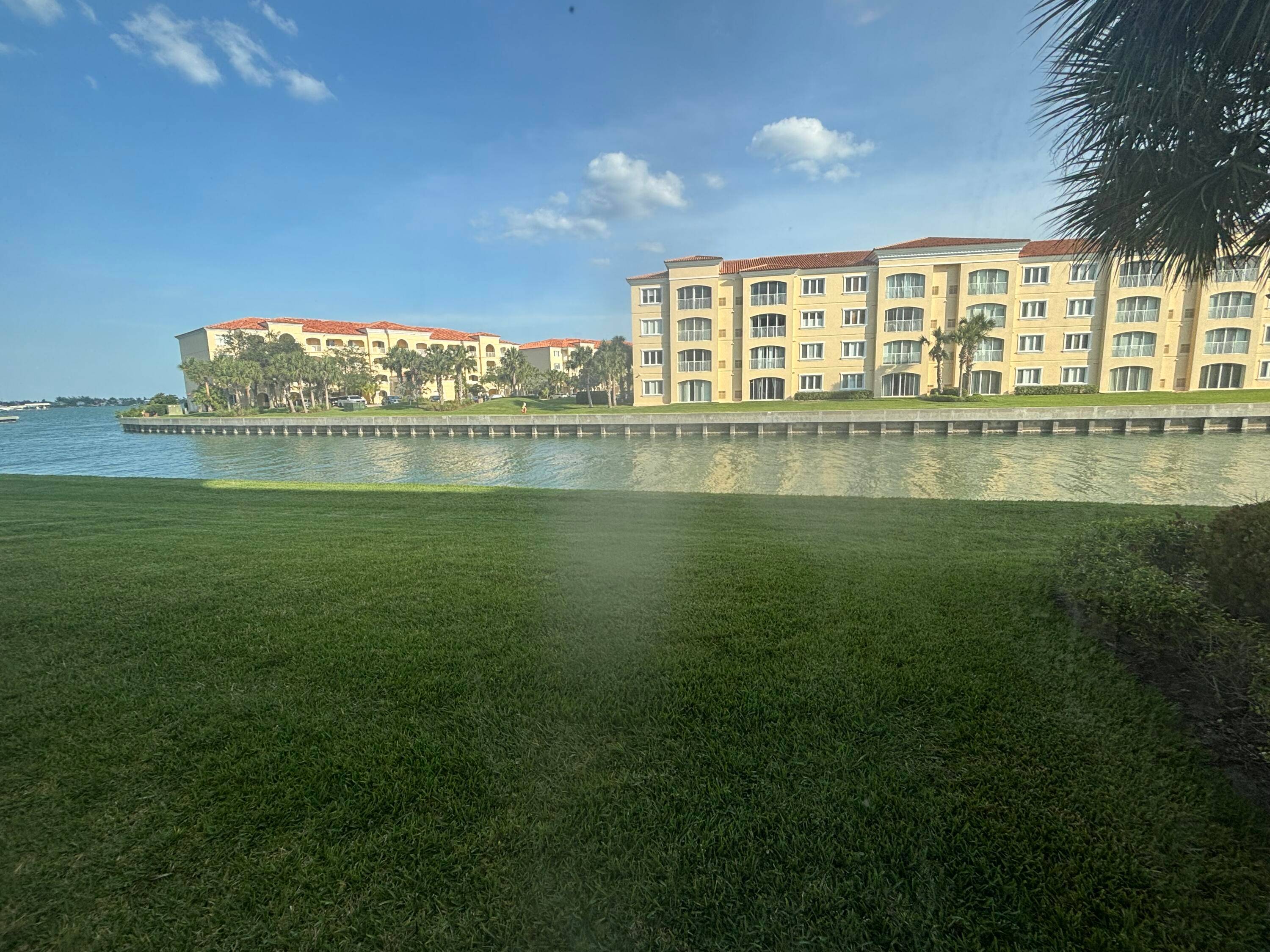 Well priced 1st floor condo close to the Harbour Isle East Clubhouse and Amenities.