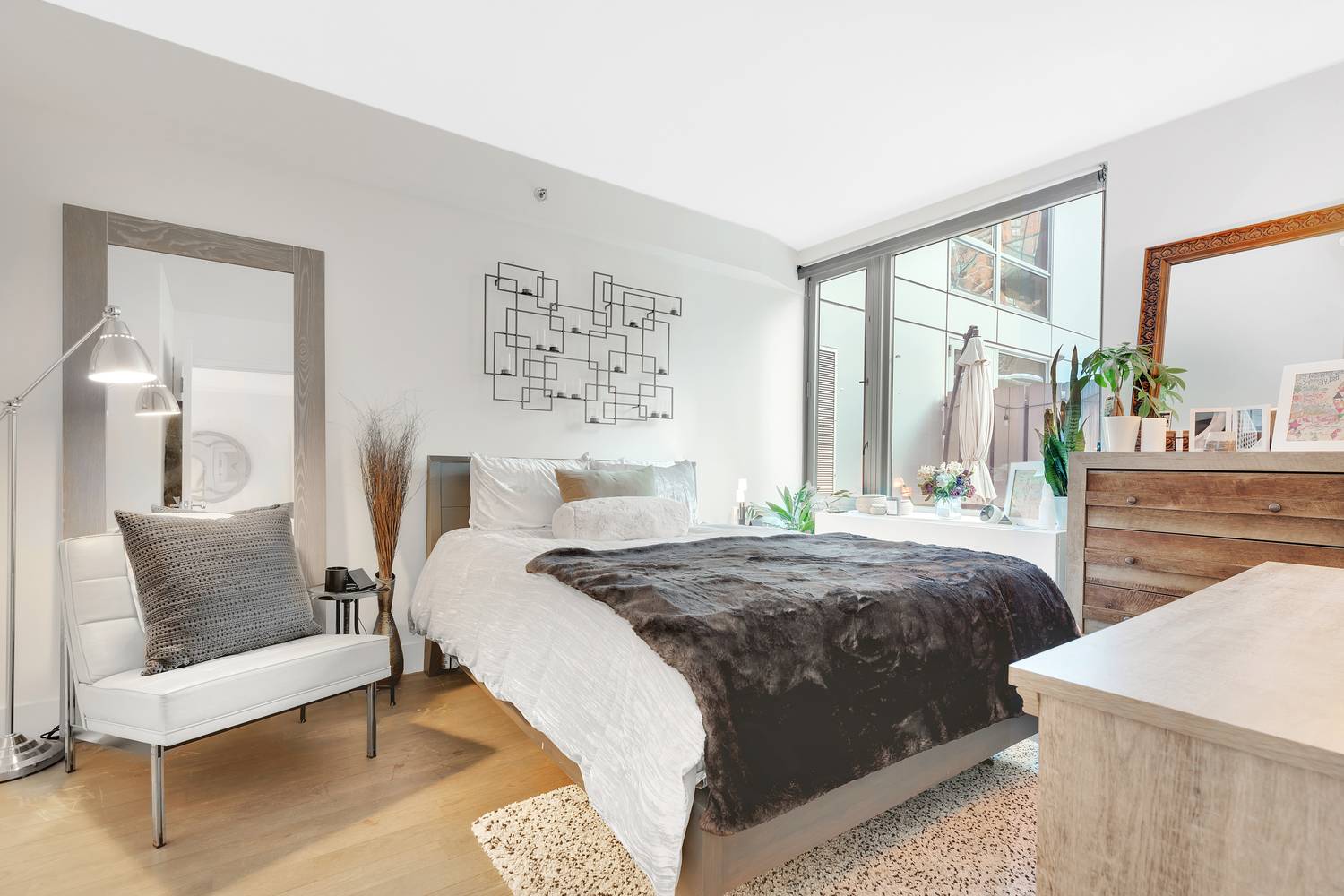 This one bedroom beauty at the modern, luxurious Chatham44 condominium in Midtown West is truly irresistible, boasting refined living space and an expansive outdoor terrace !
