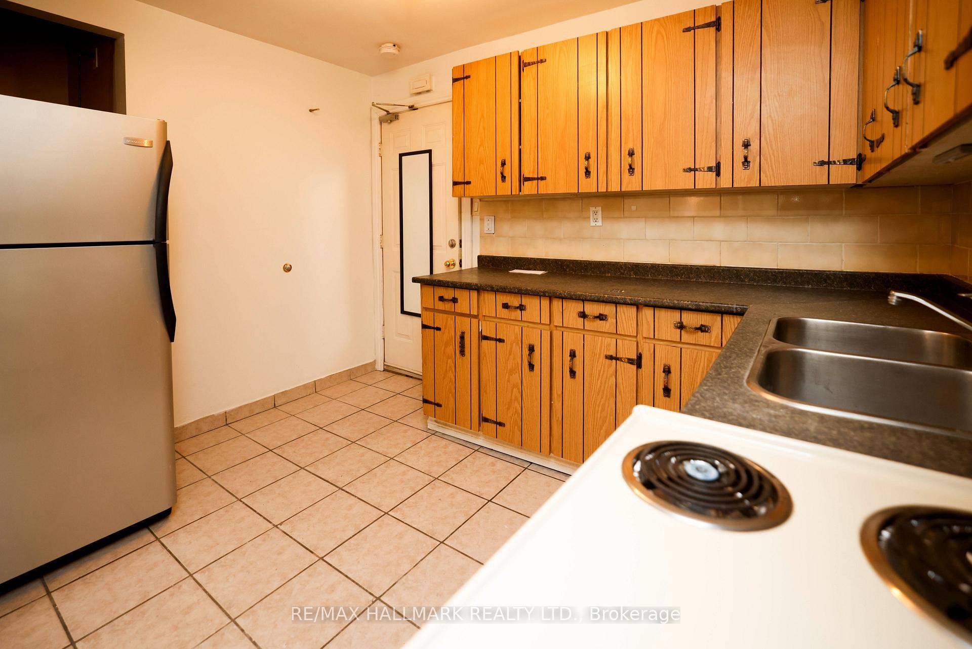 Stunning, newly renovated 2 bed apartment above a store in a quiet Bradford neighborhood !