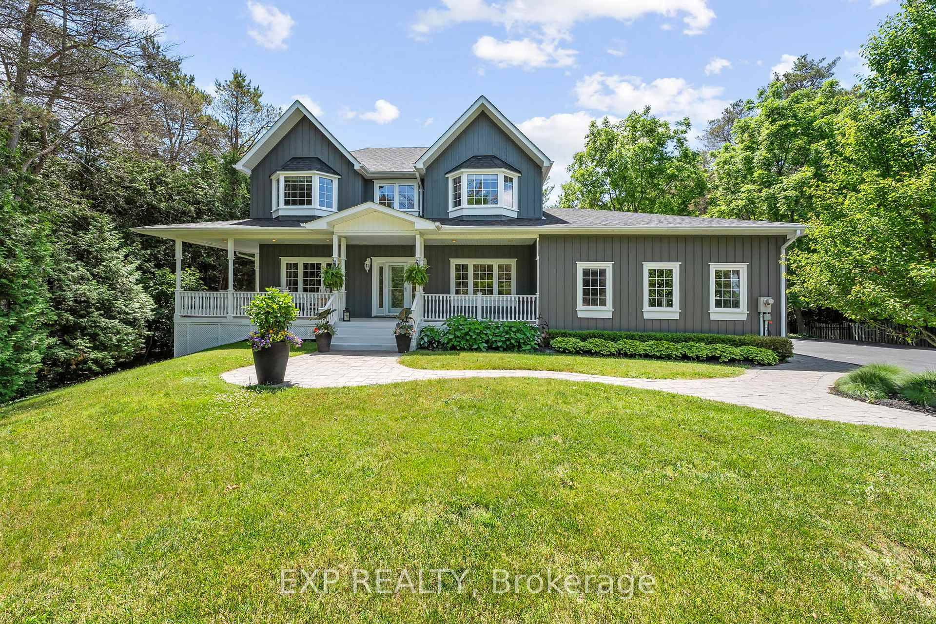 Welcome To Your Dream Retreat In The Heart Of Uxbridge !