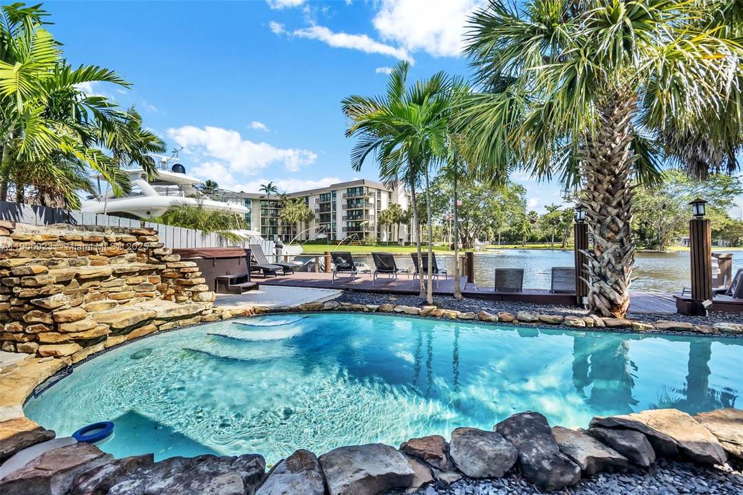 Experience Riverbend Retreat, a fully furnished 4BR 3BA waterfront estate in downtown Fort Lauderdale.