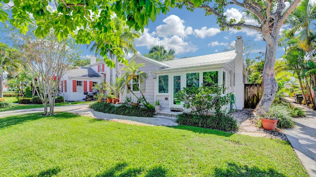 This 1939 Renovated cottage in the Marina Historic District is a short walk to Atlantic Avenue, the Intracoastal Waterway, and the magnificent Delray public Beach.