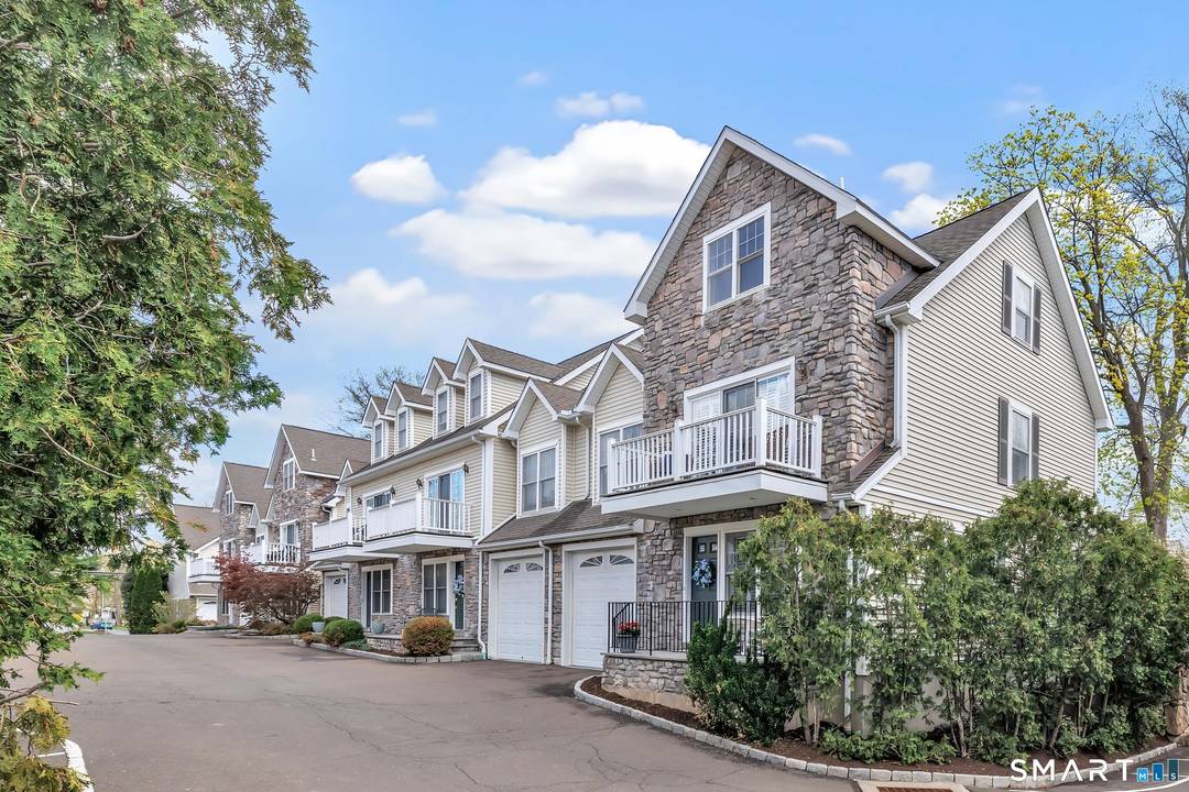 Luxury Townhome on the Darien Border Move In Ready !
