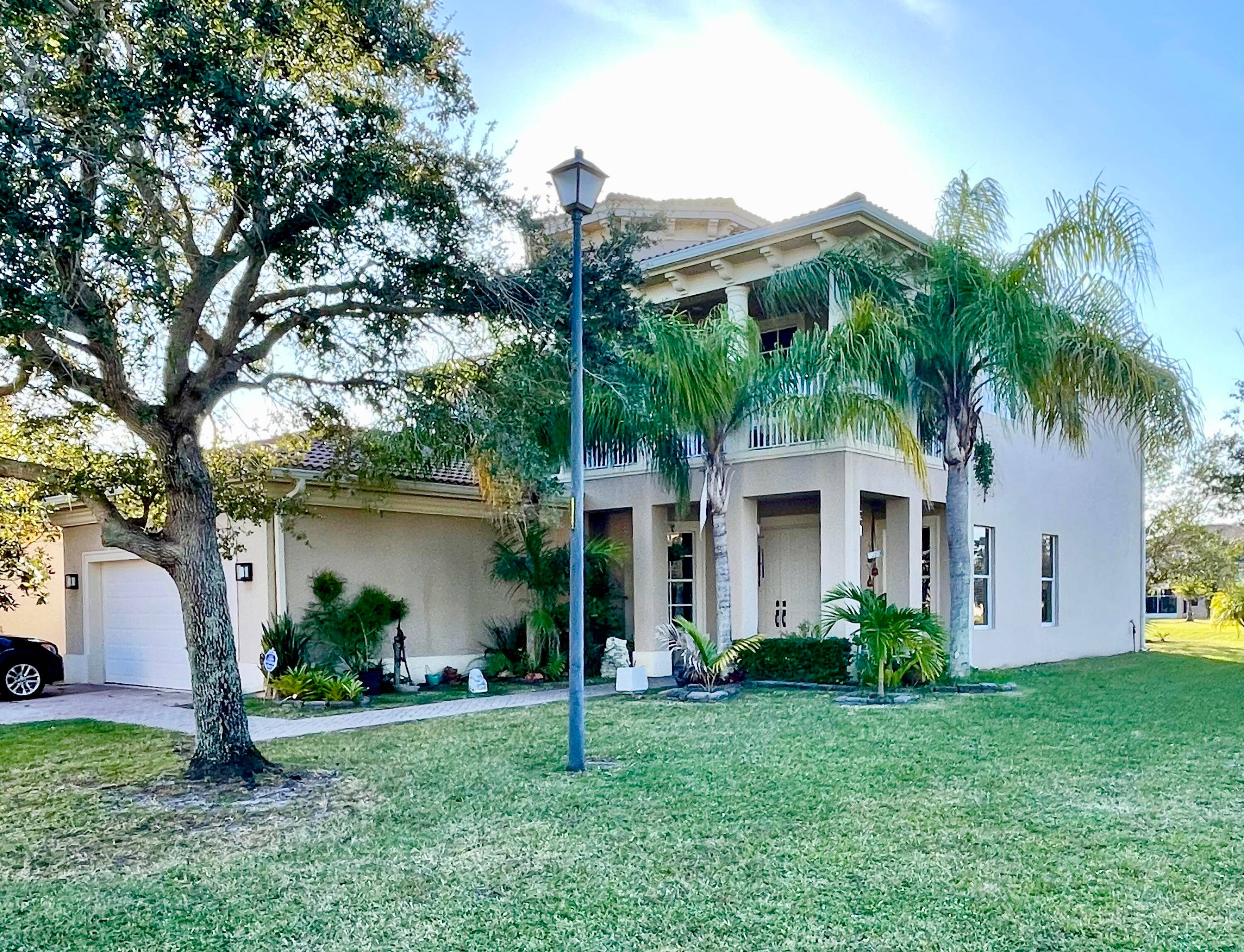 Welcome home to this charming 4 bd 3 bath lakefront property boasting over 3300 sq ft of cozy floor plan space perfect for social gatherings with a spacious kitchen perfect ...