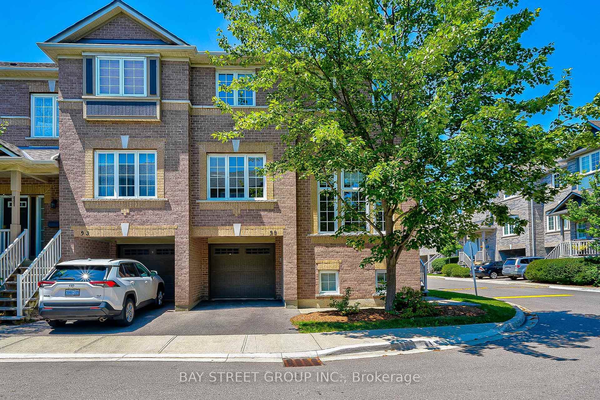 Discover this bright, corner unit 3 bedroom, 2 bathroom, 2 storey condo townhouse in Mississaugas top ranked school district.