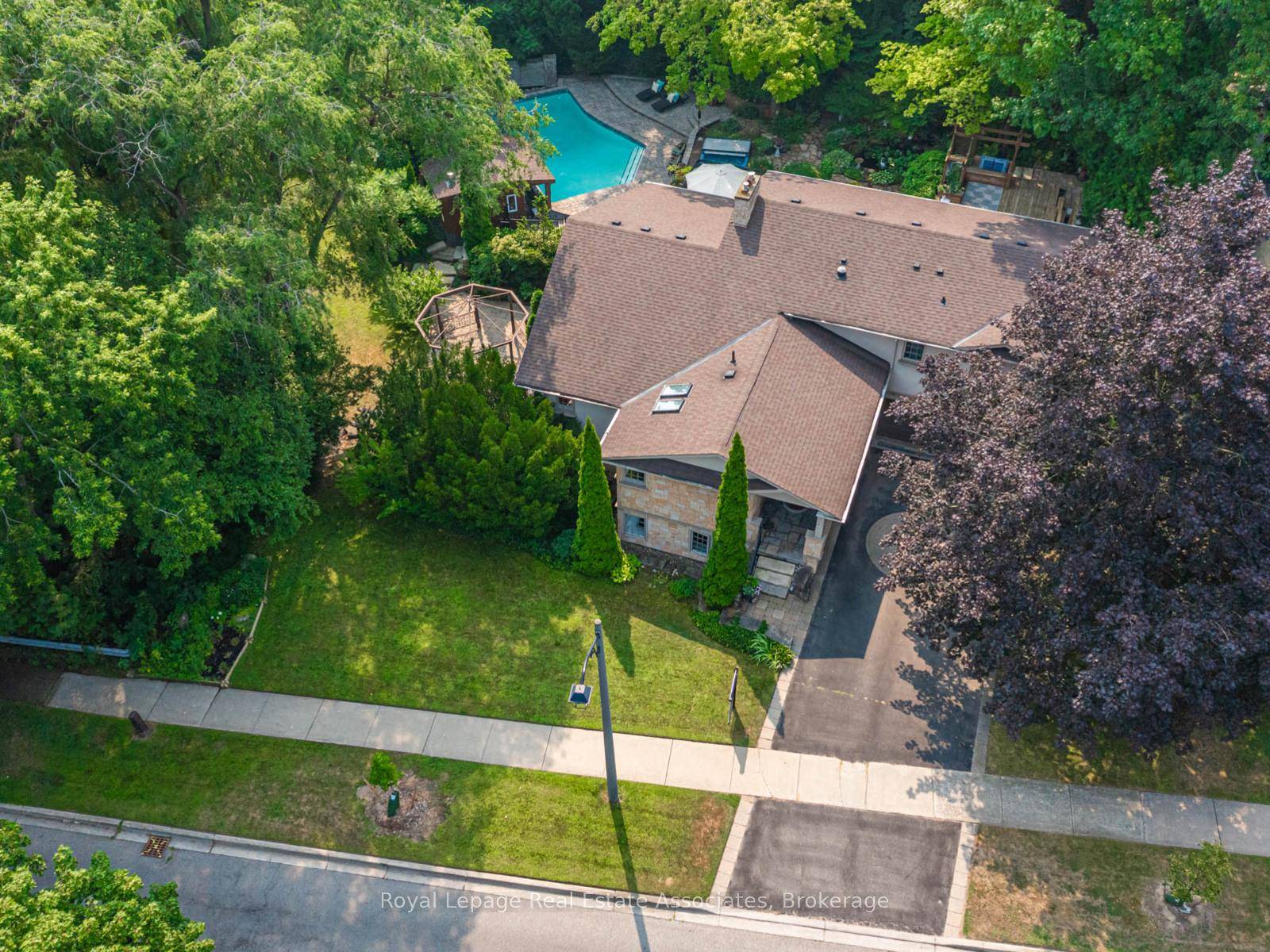 Welcome to this Stunning Lorne Park Retreat !