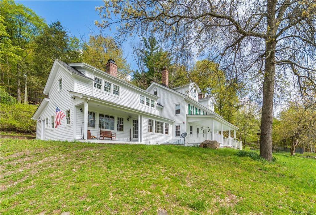 Nestled in the Minisink School District 6 bedrooms, 3 bathrooms chef s kitchen perfect for those who love to cook and entertain.
