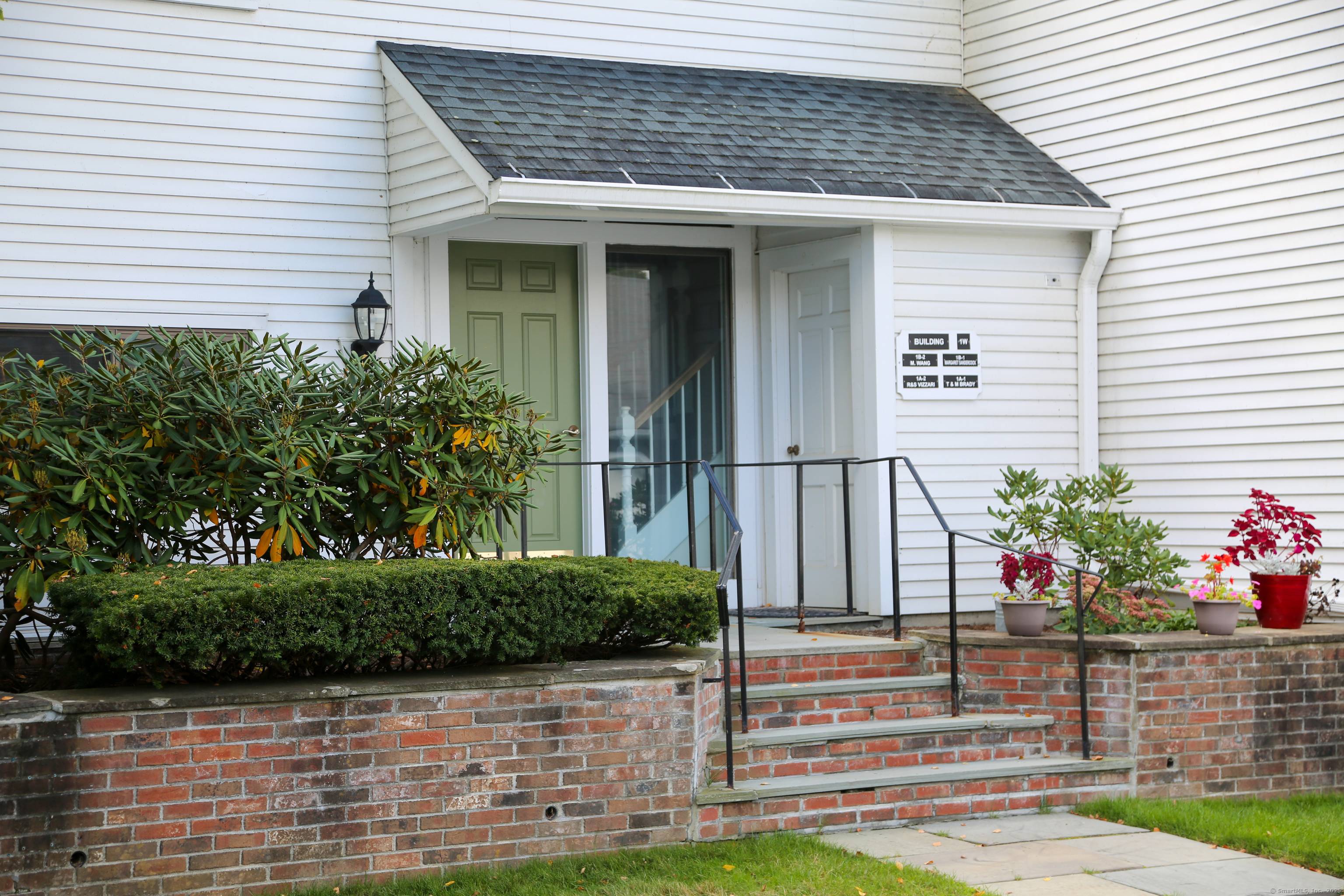 This inviting 2 bedroom condo is just steps from shopping, restaurants, and Kent's charming sidewalks perfect for an afternoon stroll through the village.