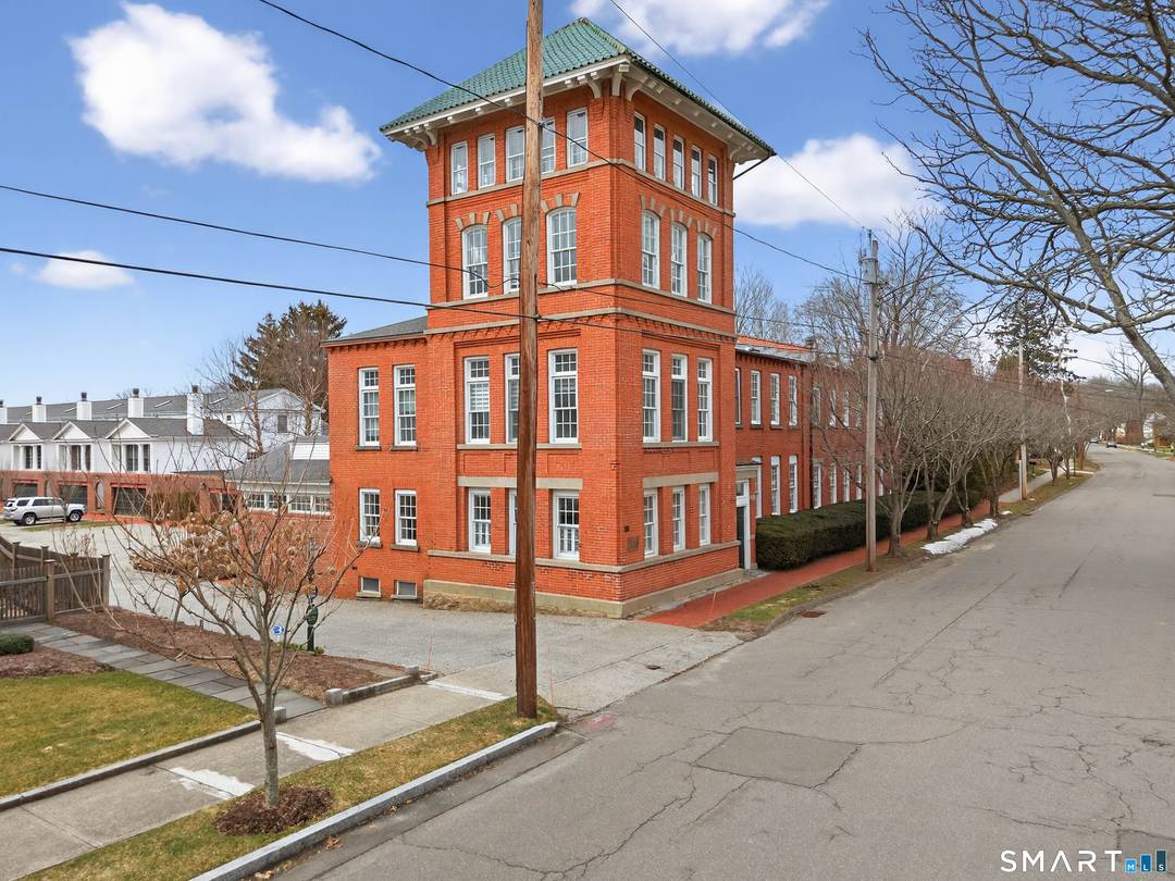 Sophisticated stye, comfort and easy living await you in the Fair Street Condominiums !