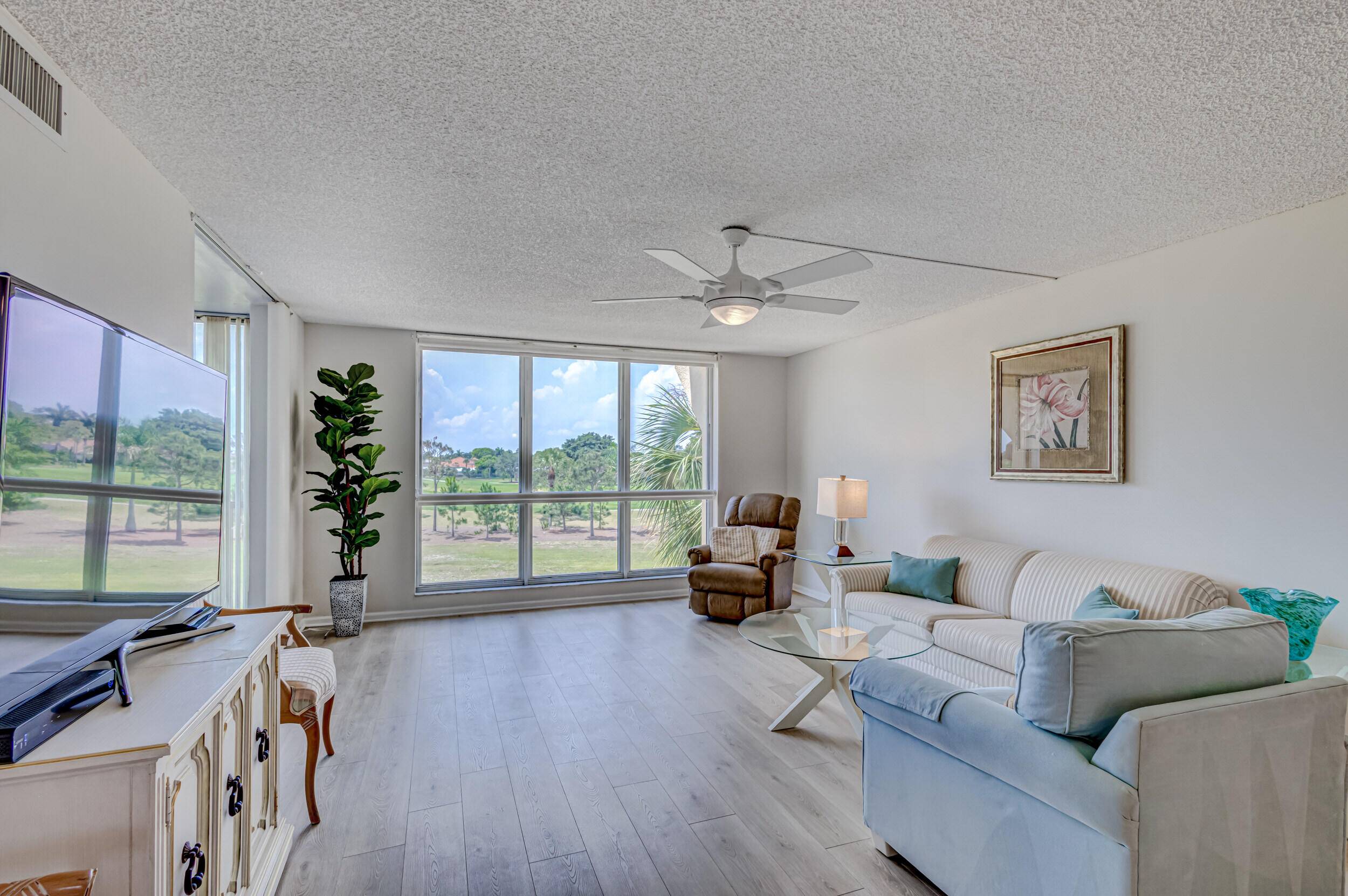 Gorgeous view of the 17th 18th fairways lakes in Ballenisles from every room !