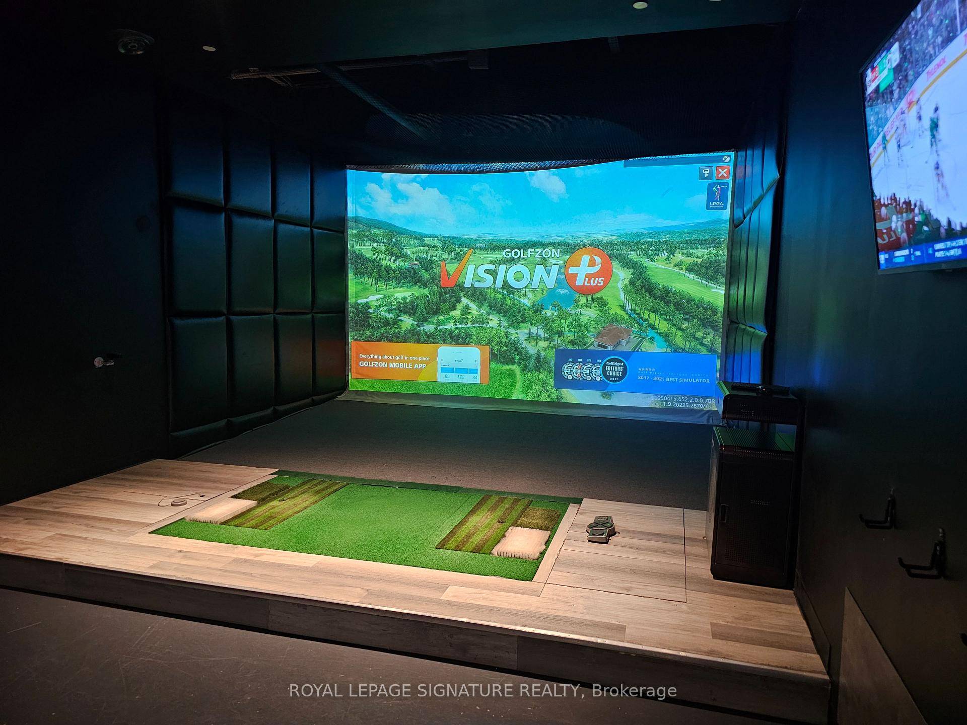 Tee Up Social is one of Toronto's premier indoor golf simulator lounges, offering a top tier experience for golf enthusiasts year round.