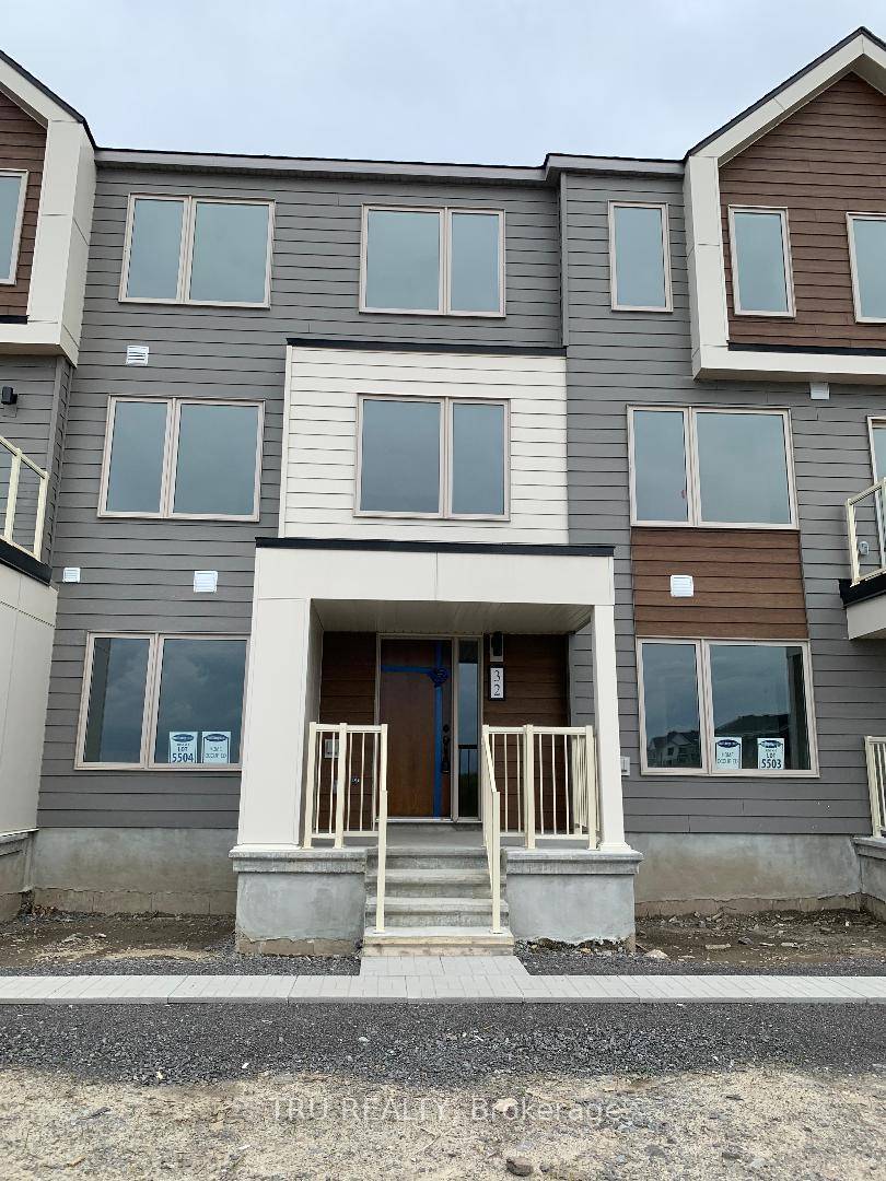 Upscale and trendy, new executive 3 storey RENTAL TOWNHOME in trendy Kanata Stittsville neighborhood offering all you need and more.