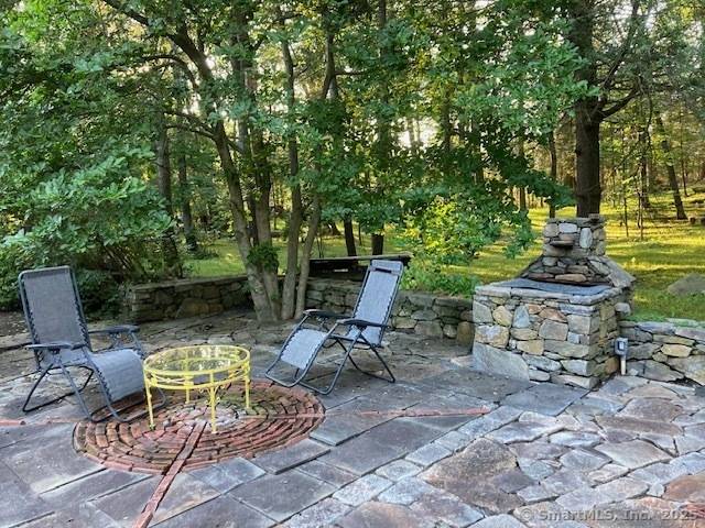 Have yourself an easy breezy summer with this charming 3 bedroom 2 full bath Cottage within walking distance of Lake Waramaug !