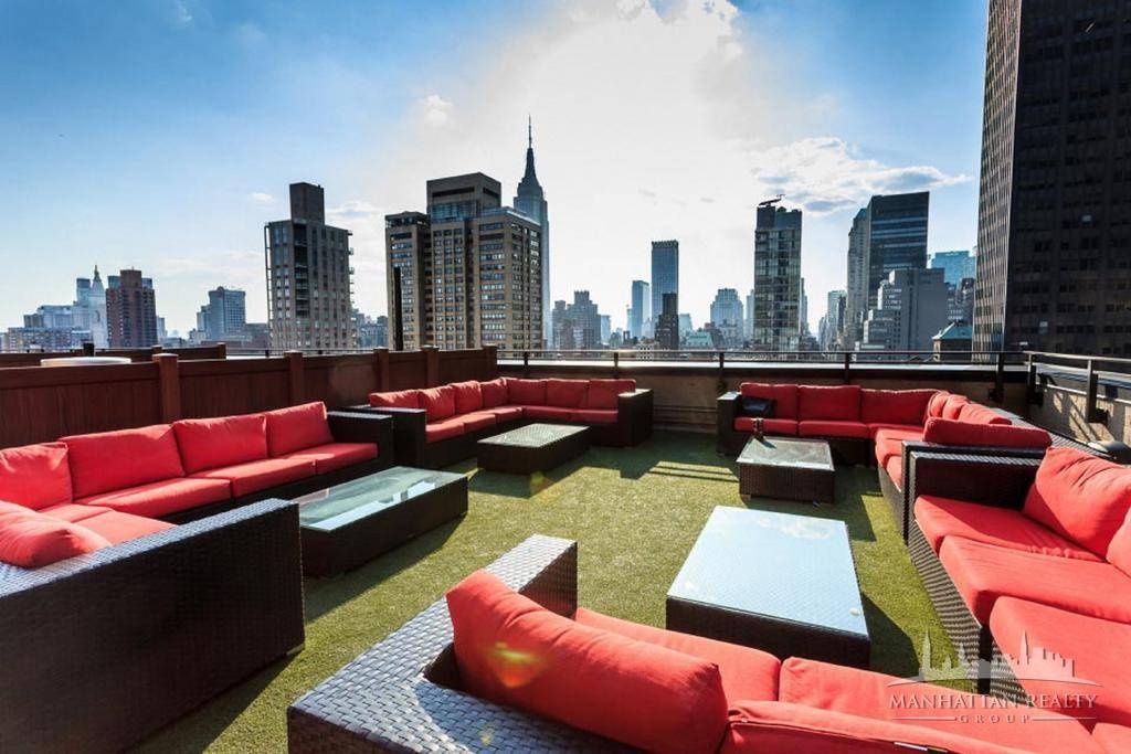 UNIT AMENITIESDishwasherWasher DryerStainless Steel Appliances, Marble BathHigh Ceilings with lots of Natural lightHardwood Floors2BUILDING AMENITIES 24 hour doormanResidents LoungeRoof deck W grilling, dining, and lounging areas and panoramic viewsGYMLau