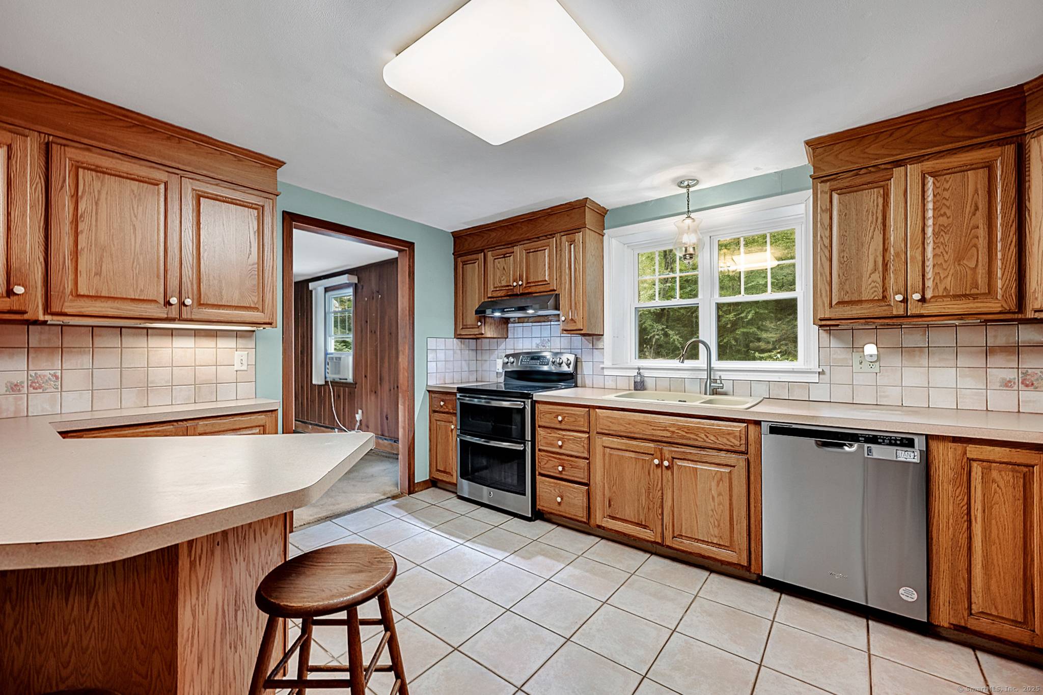 Welcome to 5 West Woods Road, a fantastic opportunity in Burlington !