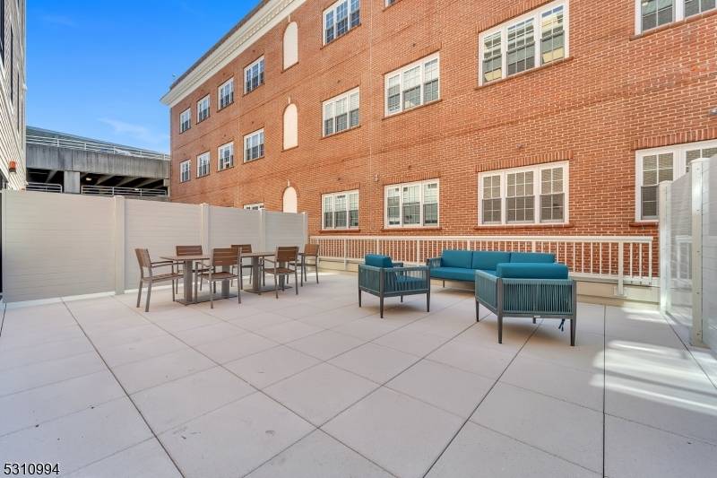 NOW OFFERNG 1 MONTH FREE ON 13 MONTH LEASE AND A 500 SECURITY DEPOSIT !