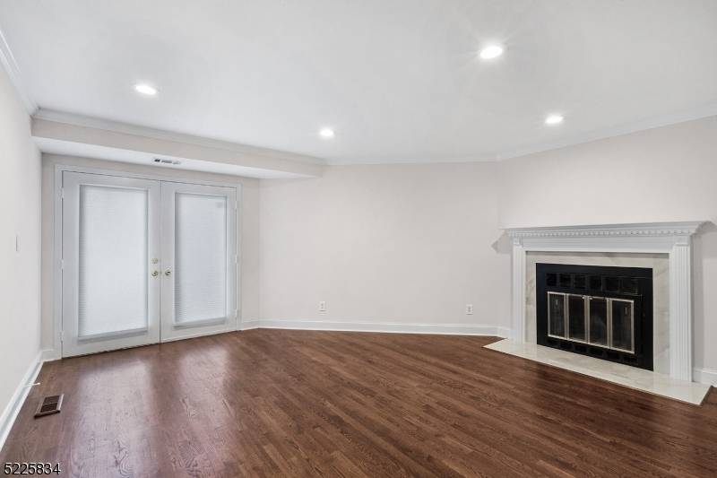 Great location overlooking the golf course !