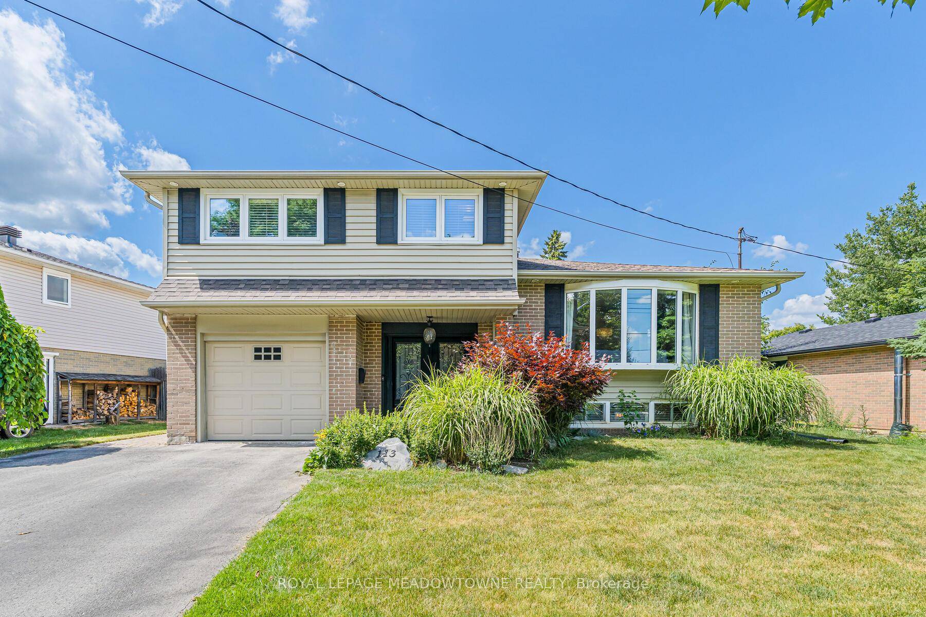 Dreaming of a backyard getaway, ample parking, and a versatile layout ?