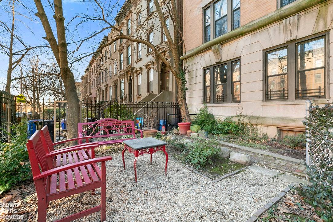 Lovely 3BR 1Bth in Prime Carroll Gardens !