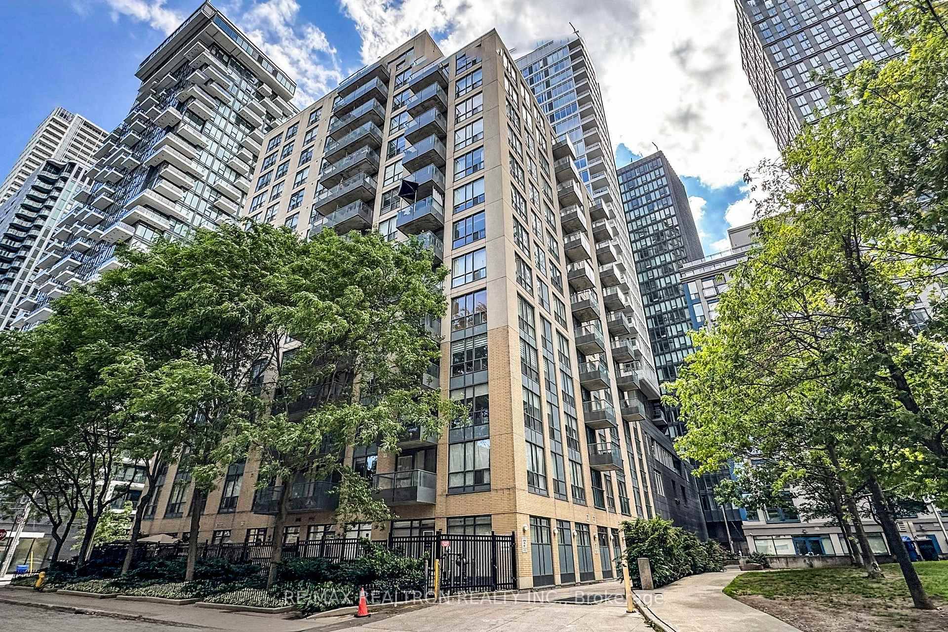 Exceptional Value with this 1 1 Bedroom Condo at Dundas amp ; Church This spacious 737sf condo has a south facing view and a functional layout Featuring a generous kitchen, ...