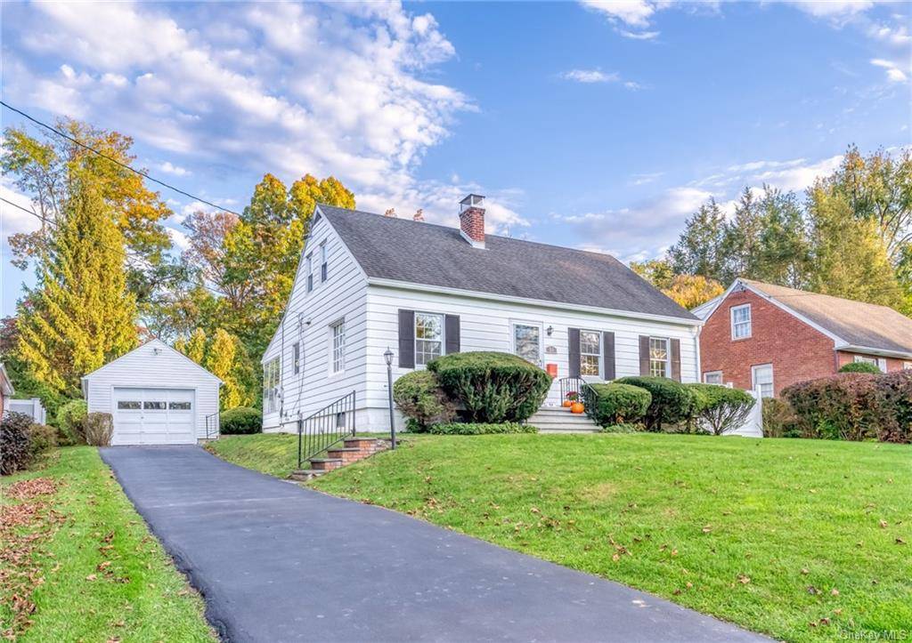 This Uptown Kingston Cape home with a Vintage appeal is a short walk to the Historic Stockade area with its Stone Homes, Great Restaurants, Shops and a weekly Farmers Market.