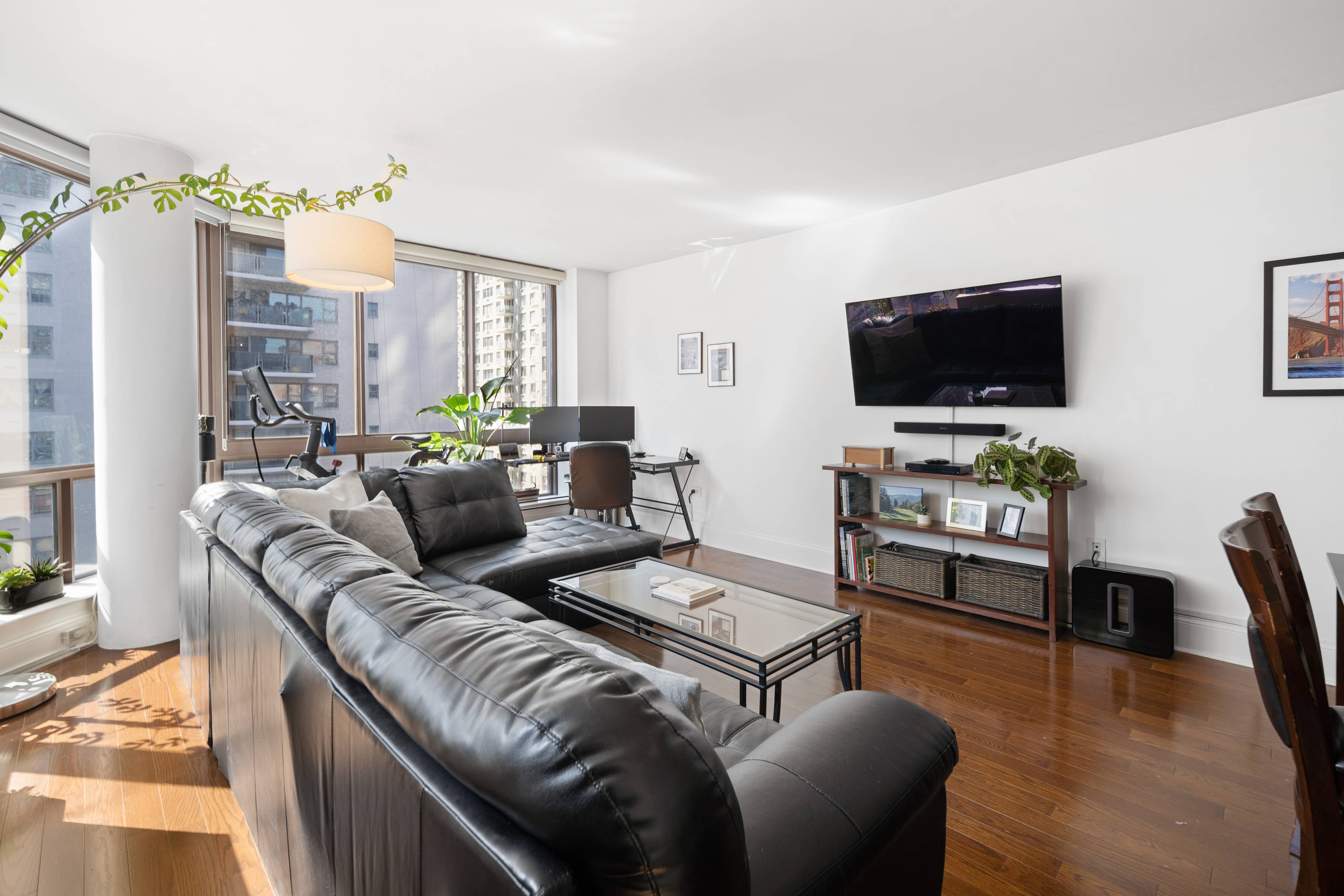This sunny and spacious 782 sq.