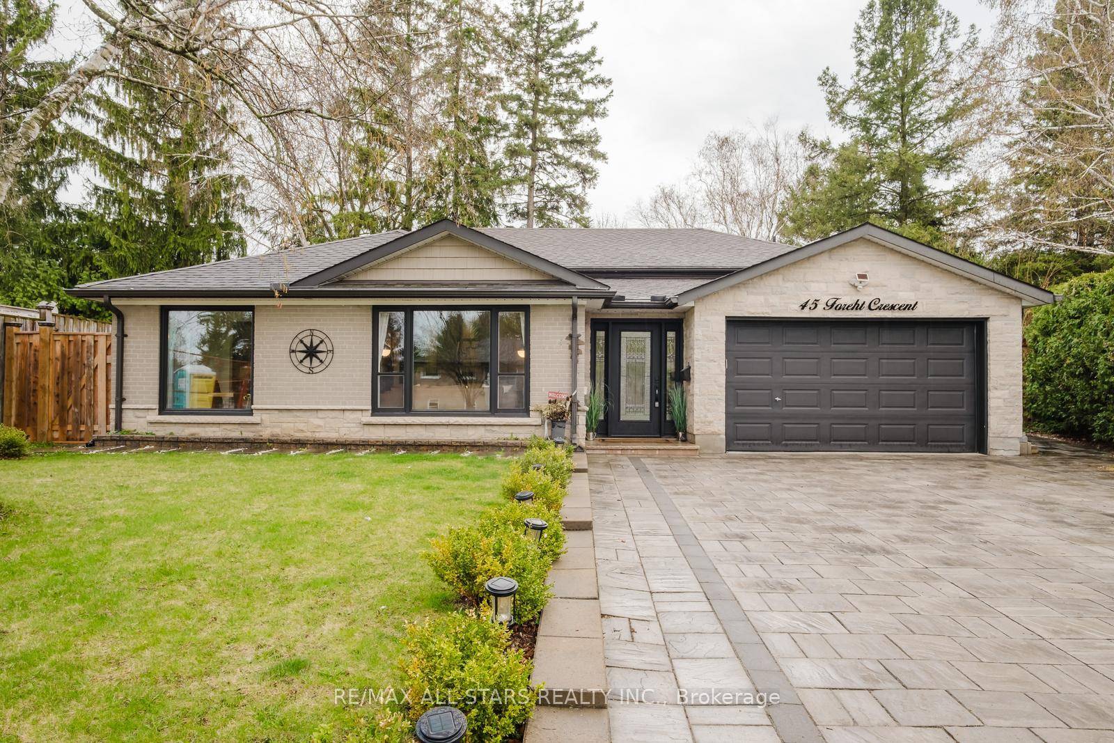 NEW PRICE. Welcome to This One of a Kind Back Split in Desirable Aurora Heights !